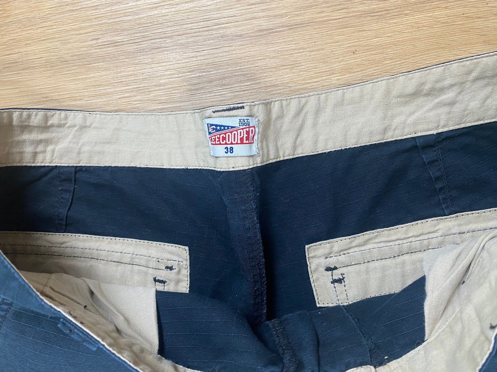 Lee Cooper Cargo Shorts Dunkelblau M - Stylische und Bequeme Shorts Vintage Klamotten, Secondhand Klamotten, Retro Mode, Nachhaltige Mode, Einzigartige Stücke, Zeitlose Mode, Umweltfreundliche Kleidung, Stilvolle Secondhand Mode, Hochwertige Vintage Kleidung