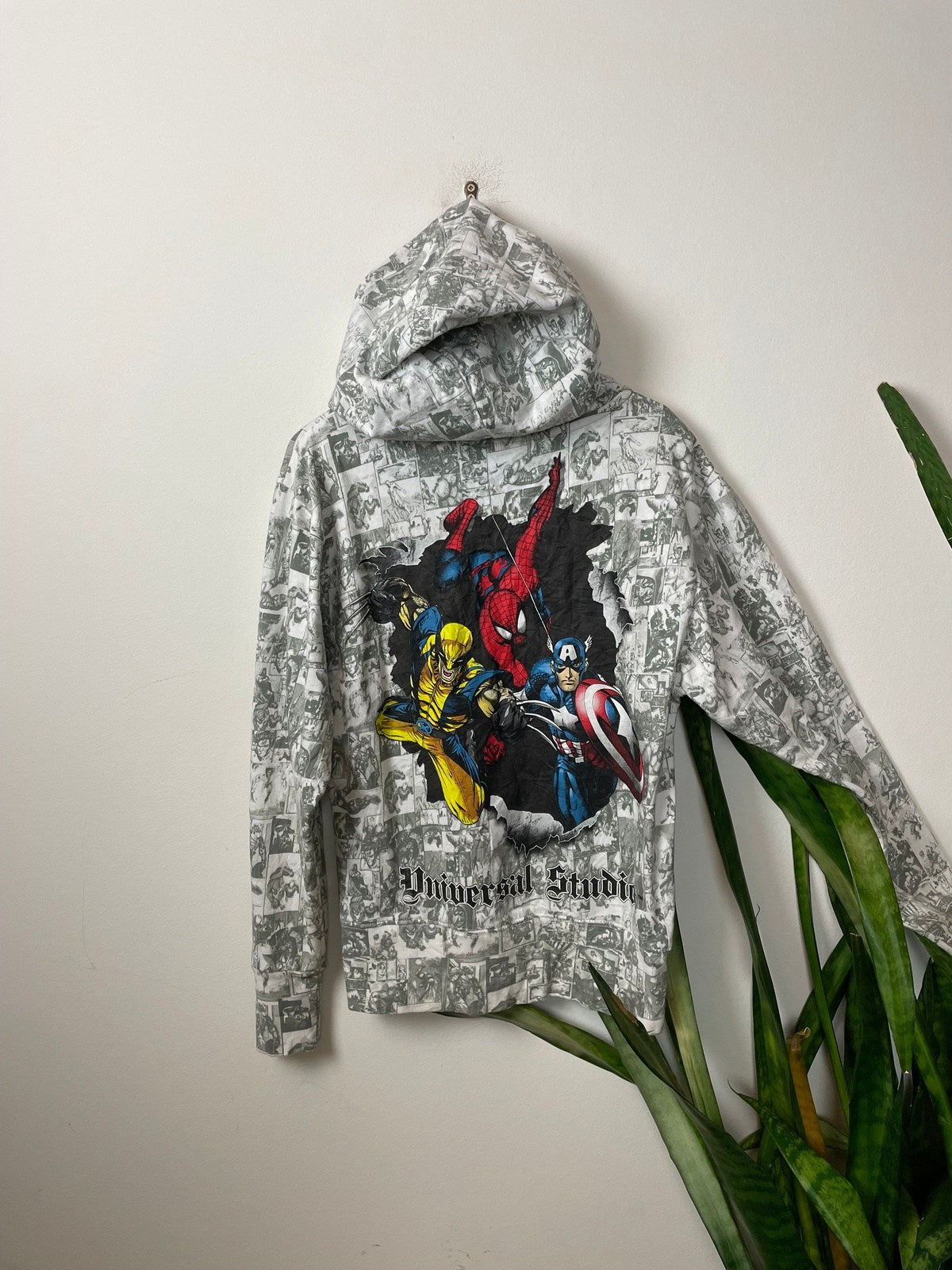 Marvel Kapuzenjacke Weiß/Grau S - Stylische und Bequeme Kapuzenjacke Vintage Klamotten, Secondhand Klamotten, Retro Mode, Nachhaltige Mode, Einzigartige Stücke, Zeitlose Mode, Umweltfreundliche Kleidung, Stilvolle Secondhand Mode, Hochwertige Vintage Kleidung