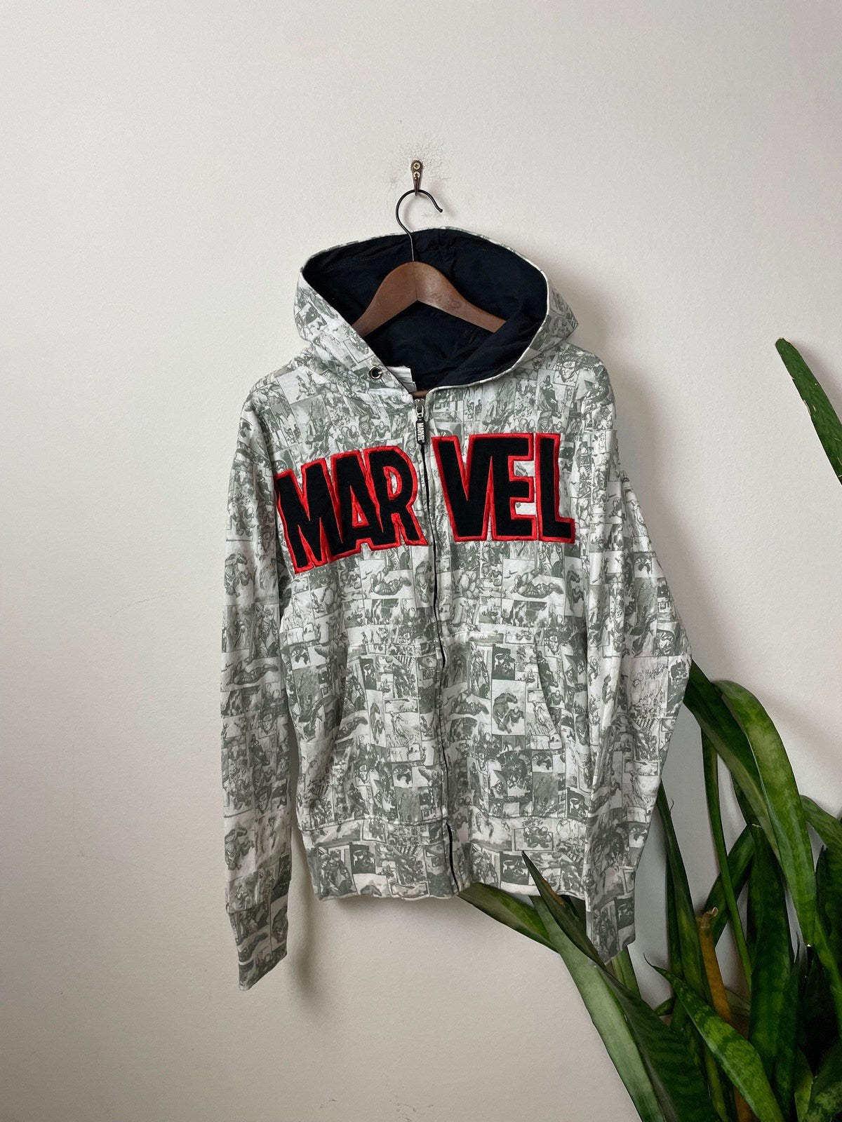 Marvel Kapuzenjacke Weiß/Grau S - Stylische und Bequeme Kapuzenjacke Vintage Klamotten, Secondhand Klamotten, Retro Mode, Nachhaltige Mode, Einzigartige Stücke, Zeitlose Mode, Umweltfreundliche Kleidung, Stilvolle Secondhand Mode, Hochwertige Vintage Kleidung