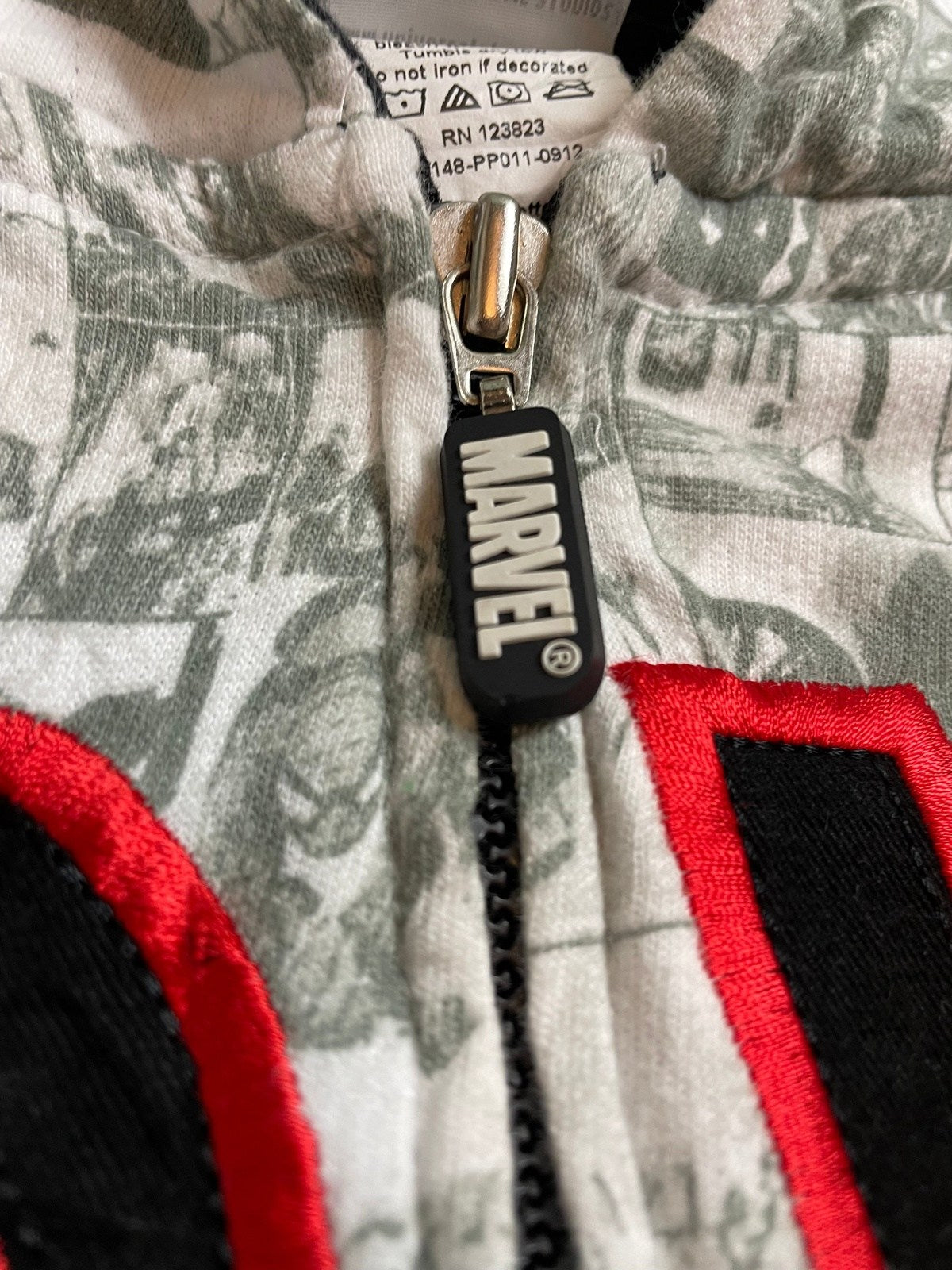 Marvel Kapuzenjacke Weiß/Grau S - Stylische und Bequeme Kapuzenjacke Vintage Klamotten, Secondhand Klamotten, Retro Mode, Nachhaltige Mode, Einzigartige Stücke, Zeitlose Mode, Umweltfreundliche Kleidung, Stilvolle Secondhand Mode, Hochwertige Vintage Kleidung