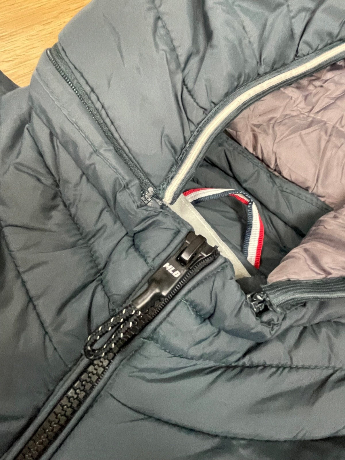 Moncler Pufferjacke Dunkelgrün S - Warme und Stylische Pufferjacke Vintage Klamotten, Secondhand Klamotten, Retro Mode, Nachhaltige Mode, Einzigartige Stücke, Zeitlose Mode, Umweltfreundliche Kleidung, Stilvolle Secondhand Mode, Hochwertige Vintage Kleidung