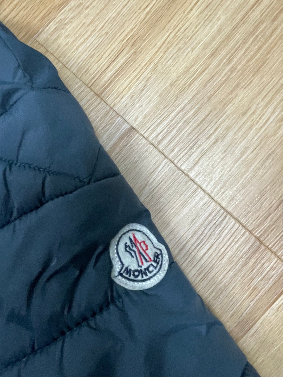 Moncler Pufferjacke Dunkelgrün S - Warme und Stylische Pufferjacke Vintage Klamotten, Secondhand Klamotten, Retro Mode, Nachhaltige Mode, Einzigartige Stücke, Zeitlose Mode, Umweltfreundliche Kleidung, Stilvolle Secondhand Mode, Hochwertige Vintage Kleidung