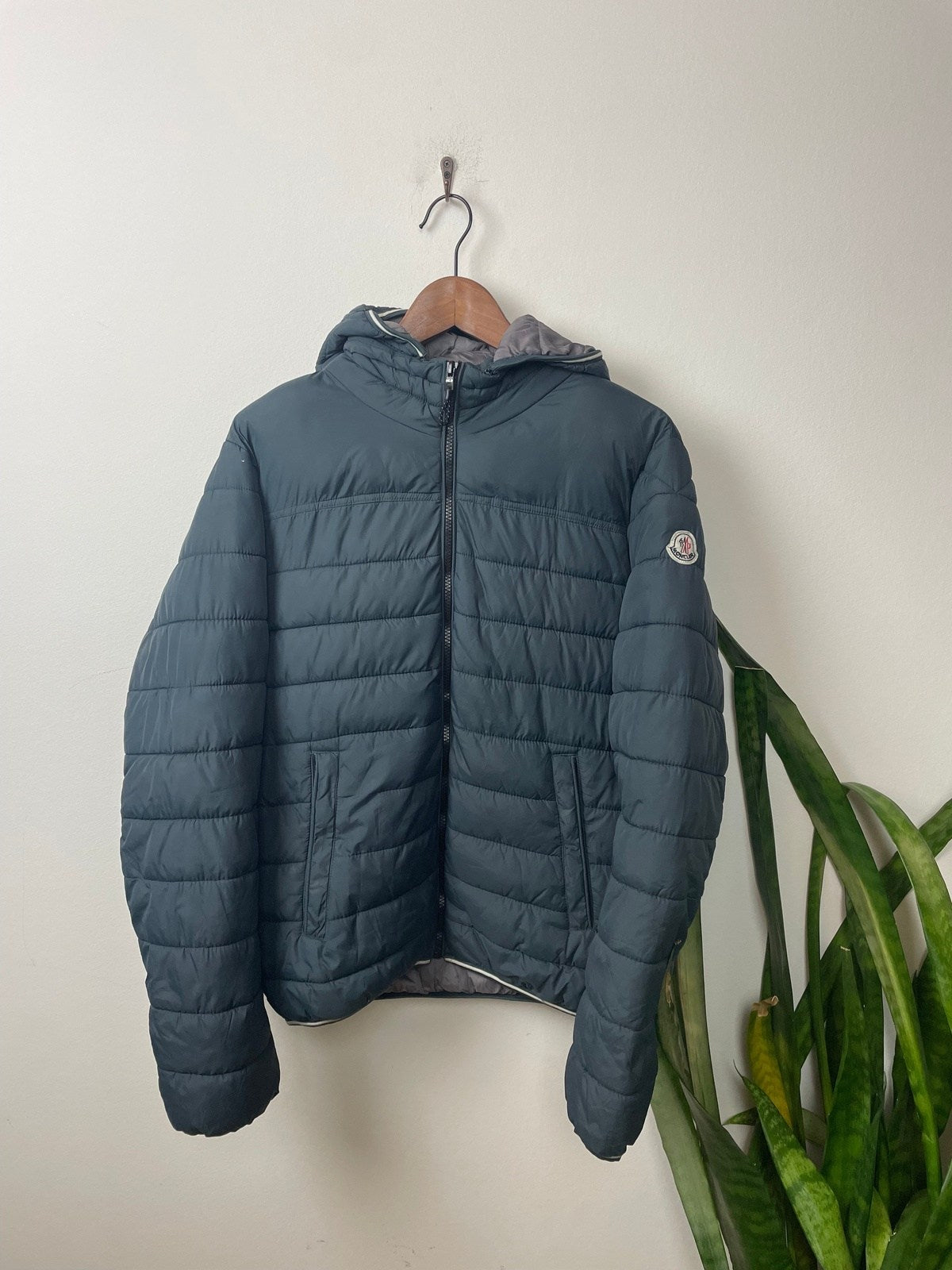 Moncler Pufferjacke Dunkelgrün S - Warme und Stylische Pufferjacke Vintage Klamotten, Secondhand Klamotten, Retro Mode, Nachhaltige Mode, Einzigartige Stücke, Zeitlose Mode, Umweltfreundliche Kleidung, Stilvolle Secondhand Mode, Hochwertige Vintage Kleidung