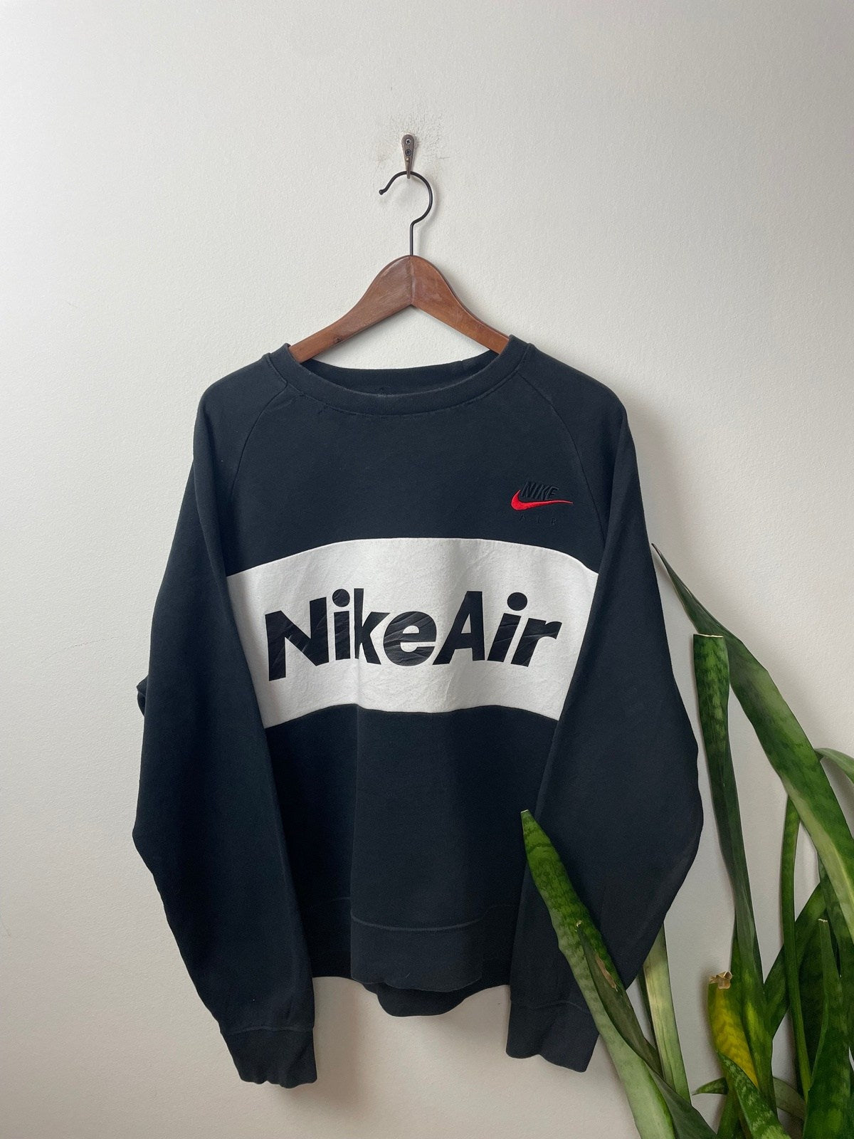 Nike Air Sweater Schwarz/Weiß XL - Sportlicher und Schlichter Herren Pullover Vintage Klamotten, Secondhand Klamotten, Retro Mode, Nachhaltige Mode, Einzigartige Stücke, Zeitlose Mode, Umweltfreundliche Kleidung, Stilvolle Secondhand Mode, Hochwertige Vintage Kleidung