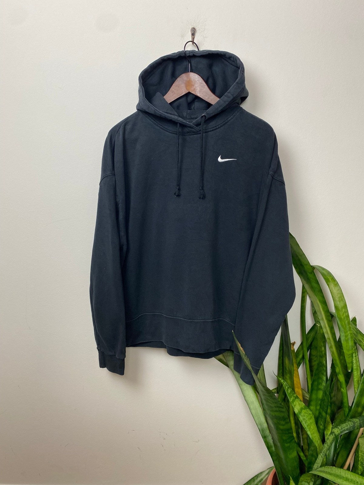 Nike Basic Hoodie Schwarz XXL - Schlichter und Bequemer Herren Pullover Vintage Klamotten, Secondhand Klamotten, Retro Mode, Nachhaltige Mode, Einzigartige Stücke, Zeitlose Mode, Umweltfreundliche Kleidung, Stilvolle Secondhand Mode, Hochwertige Vintage Kleidung