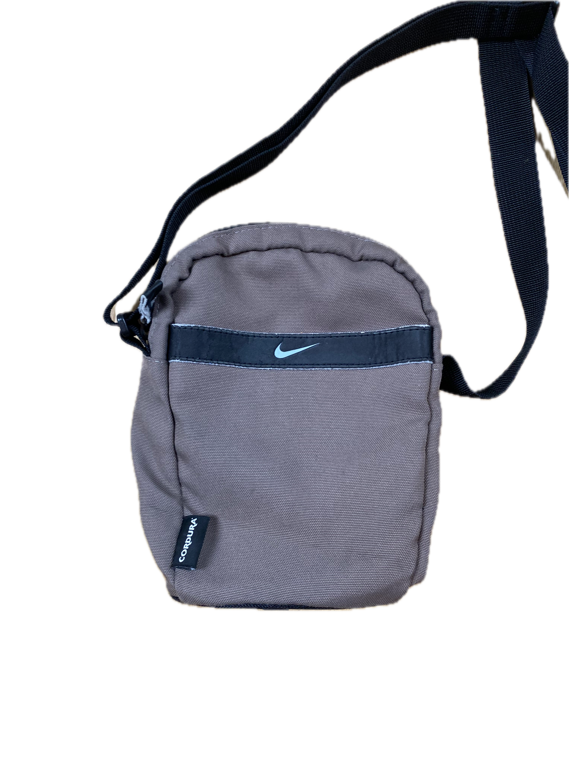 Nike Bauchtasche Braun - Kleine Nike Umhängetasche Vintage Klamotten, Secondhand Klamotten, Retro Mode, Nachhaltige Mode, Einzigartige Stücke, Zeitlose Mode, Umweltfreundliche Kleidung, Stilvolle Secondhand Mode, Hochwertige Vintage Kleidung