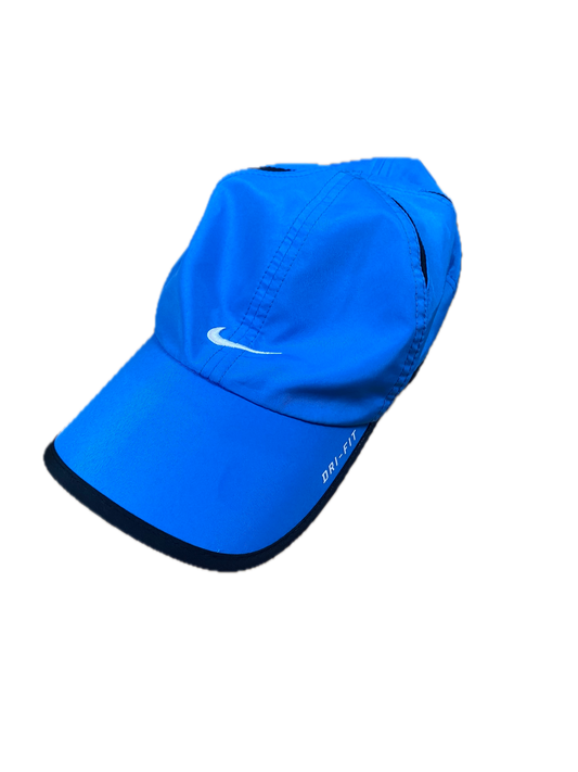 Nike Cap Kappe Käppi Featherlight Dri-Fit Blau - Unisex Cap Vintage Klamotten, Secondhand Klamotten, Retro Mode, Nachhaltige Mode, Einzigartige Stücke, Zeitlose Mode, Umweltfreundliche Kleidung, Stilvolle Secondhand Mode, Hochwertige Vintage Kleidung