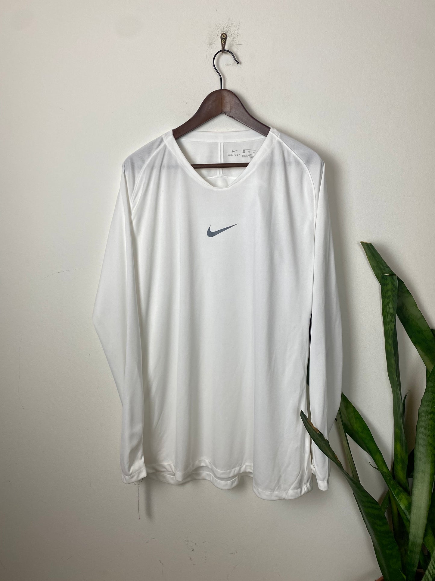 Nike Dri-Fit Longsleeve Sweater Weiß XXL - Deadstock Herren Shirt Neu Vintage Klamotten, Secondhand Klamotten, Retro Mode, Nachhaltige Mode, Einzigartige Stücke, Zeitlose Mode, Umweltfreundliche Kleidung, Stilvolle Secondhand Mode, Hochwertige Vintage Kleidung