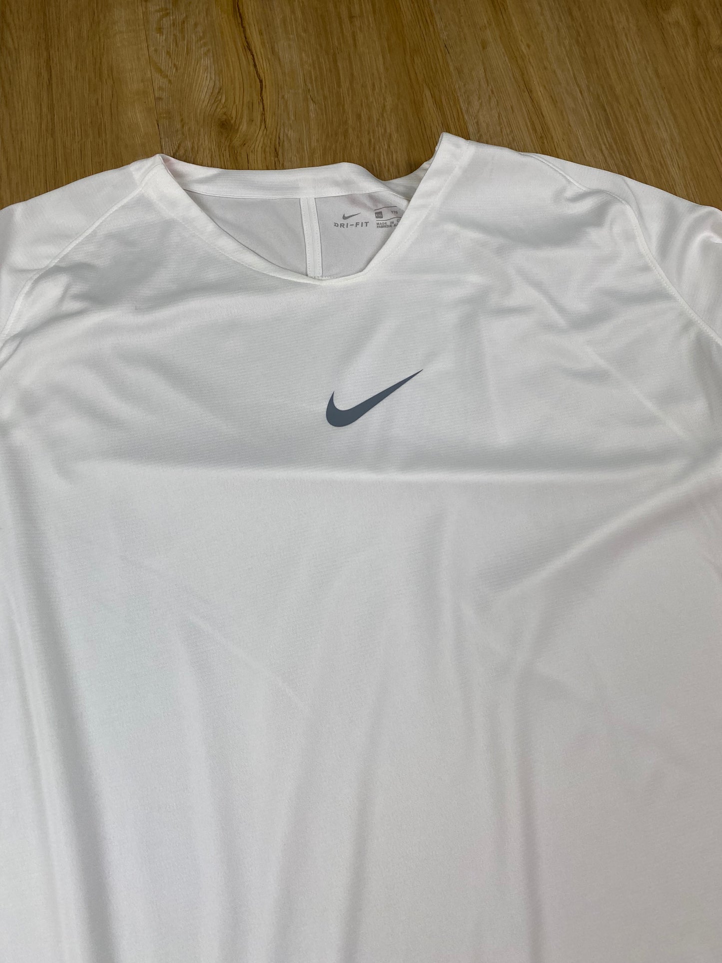 Nike Dri-Fit Longsleeve Sweater Weiß XXL - Deadstock Herren Shirt Neu Vintage Klamotten, Secondhand Klamotten, Retro Mode, Nachhaltige Mode, Einzigartige Stücke, Zeitlose Mode, Umweltfreundliche Kleidung, Stilvolle Secondhand Mode, Hochwertige Vintage Kleidung