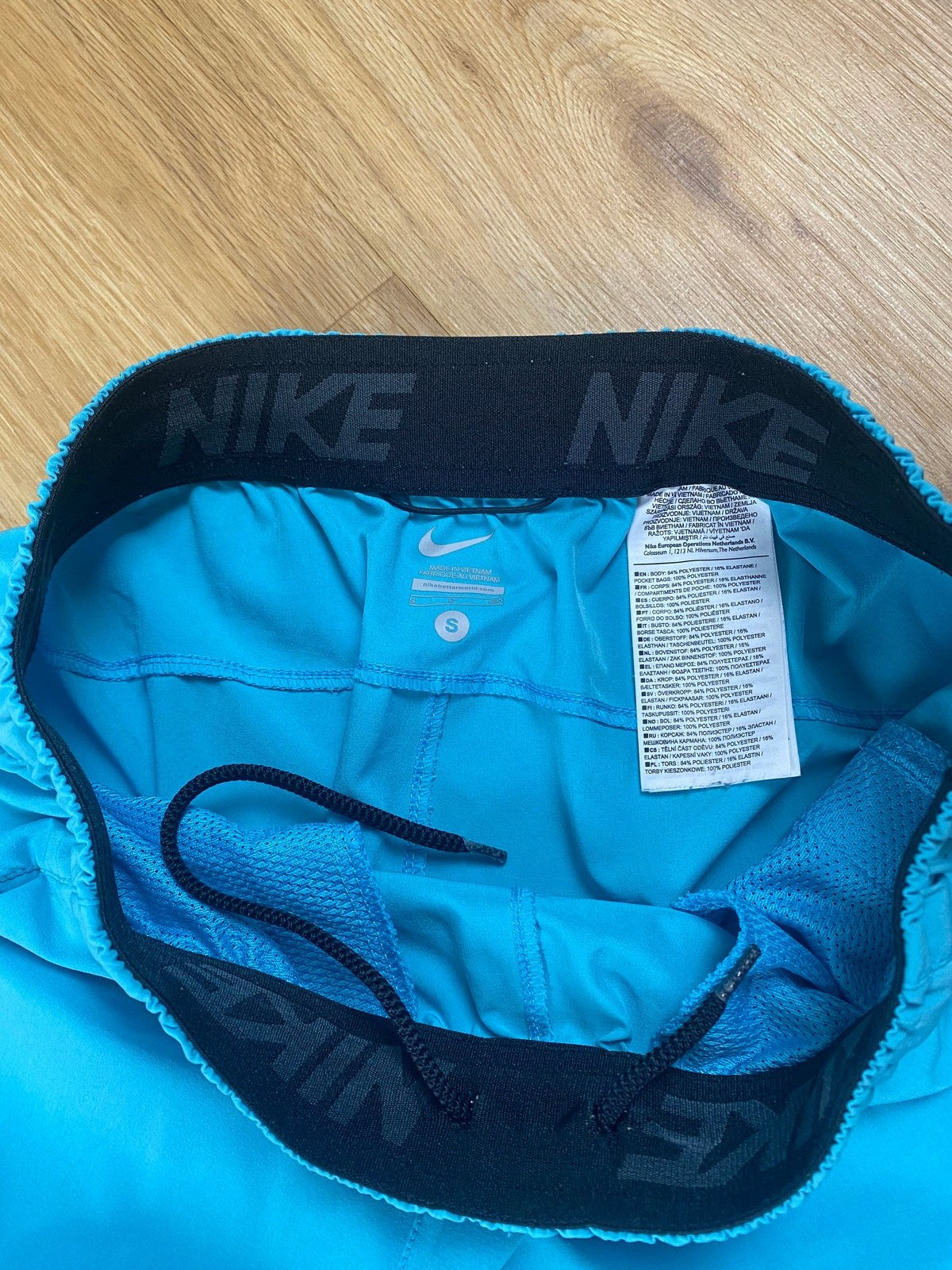 Nike Sporthose Kurze Hose Shorts Türkis S - Stylische und Bequeme Sporthose Vintage Klamotten, Secondhand Klamotten, Retro Mode, Nachhaltige Mode, Einzigartige Stücke, Zeitlose Mode, Umweltfreundliche Kleidung, Stilvolle Secondhand Mode, Hochwertige Vintage Kleidung