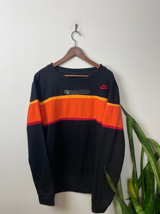 Nike Sweater Pullover Schwarz Orange L - Klassischer Vintage-Pullover für Herren Vintage Klamotten, Secondhand Klamotten, Retro Mode, Nachhaltige Mode, Einzigartige Stücke, Zeitlose Mode, Umweltfreundliche Kleidung, Stilvolle Secondhand Mode, Hochwertige Vintage Kleidung