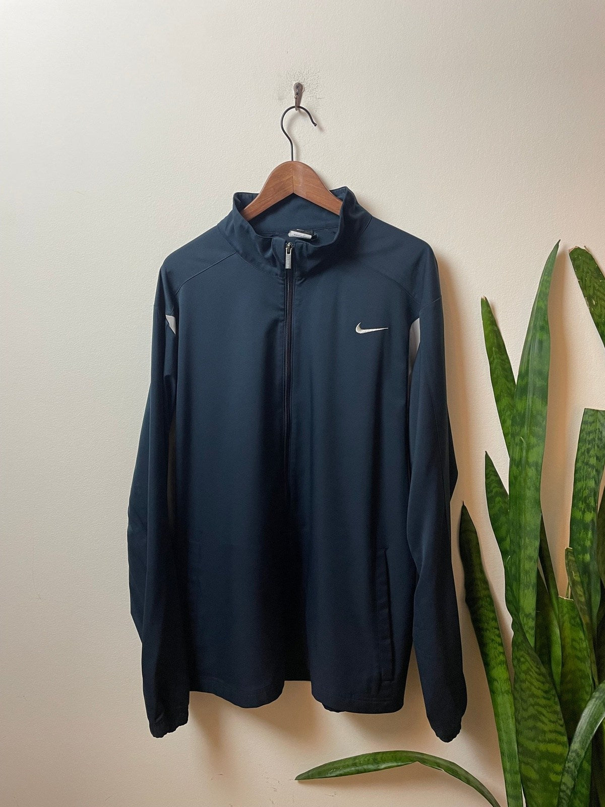 Nike leichte Trainingsjacke Schwarz XXL - Stylische und Bequeme Jacke Vintage Klamotten, Secondhand Klamotten, Retro Mode, Nachhaltige Mode, Einzigartige Stücke, Zeitlose Mode, Umweltfreundliche Kleidung, Stilvolle Secondhand Mode, Hochwertige Vintage Kleidung