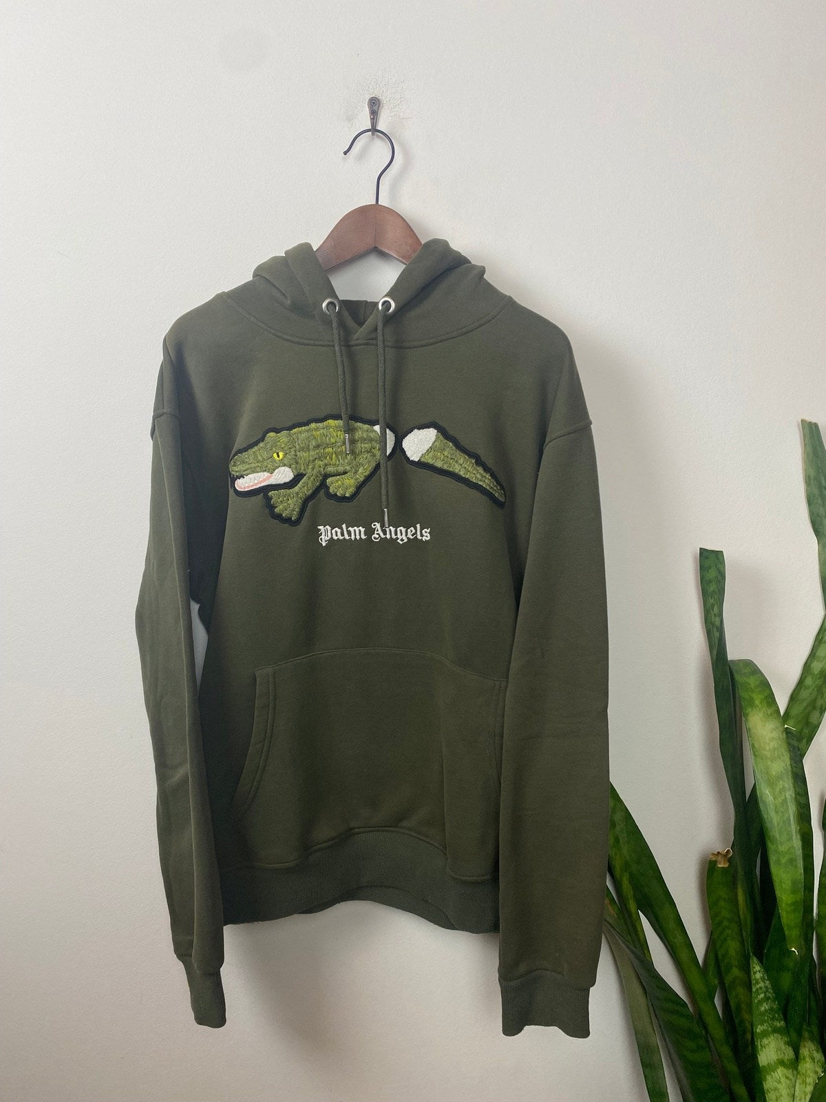 Palm Angels Croco Hoodie Olivgrün M - Stylischer Lockerer Herren Pullover Vintage Klamotten, Secondhand Klamotten, Retro Mode, Nachhaltige Mode, Einzigartige Stücke, Zeitlose Mode, Umweltfreundliche Kleidung, Stilvolle Secondhand Mode, Hochwertige Vintage Kleidung