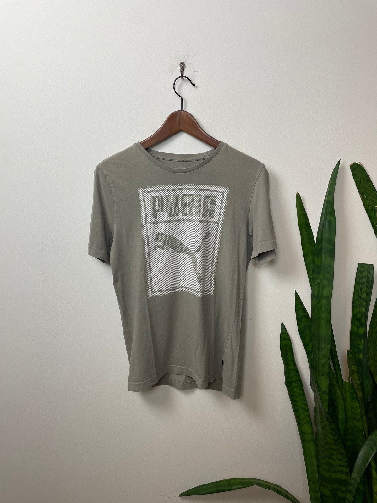 Puma T-Shirt Beige/Grau XS - Klassisches und Bequemes T-Shirt Vintage Klamotten, Secondhand Klamotten, Retro Mode, Nachhaltige Mode, Einzigartige Stücke, Zeitlose Mode, Umweltfreundliche Kleidung, Stilvolle Secondhand Mode, Hochwertige Vintage Kleidung