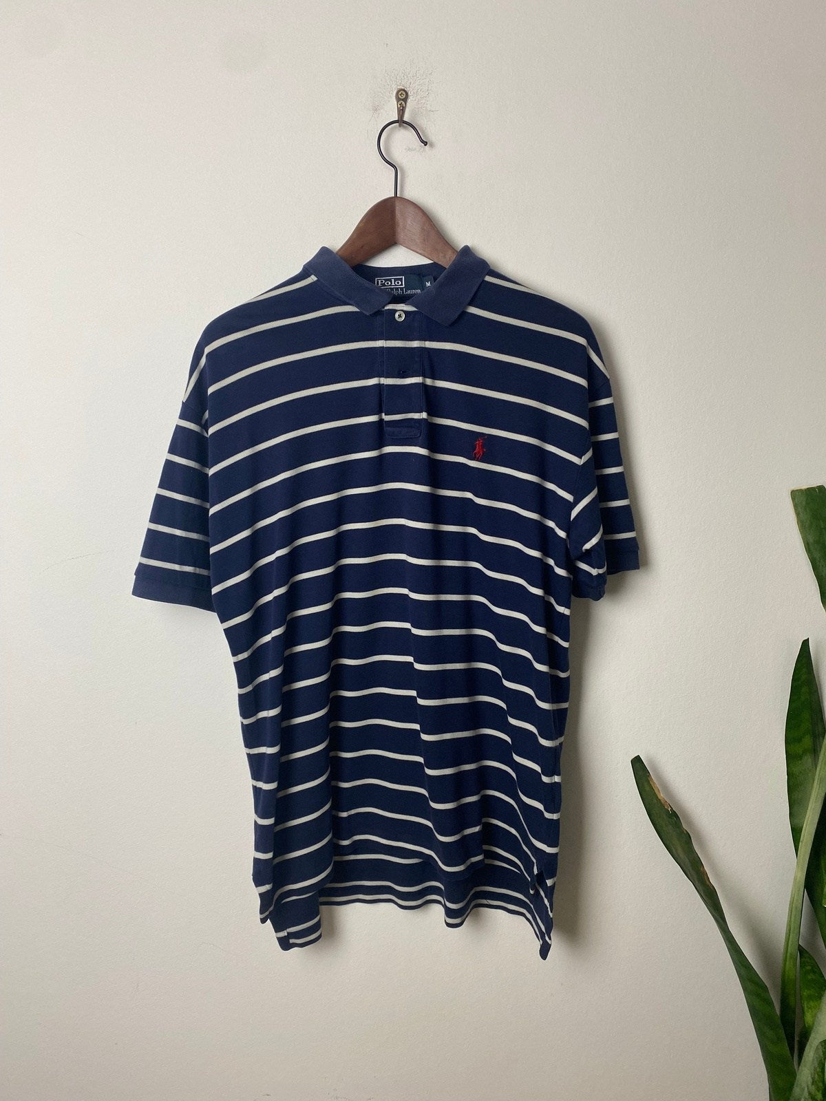 Ralph Lauren Poloshirt Dunkelblau/Weiß Gestreift M - Schickes Herren Polohemd Vintage Klamotten, Secondhand Klamotten, Retro Mode, Nachhaltige Mode, Einzigartige Stücke, Zeitlose Mode, Umweltfreundliche Kleidung, Stilvolle Secondhand Mode, Hochwertige Vintage Kleidung