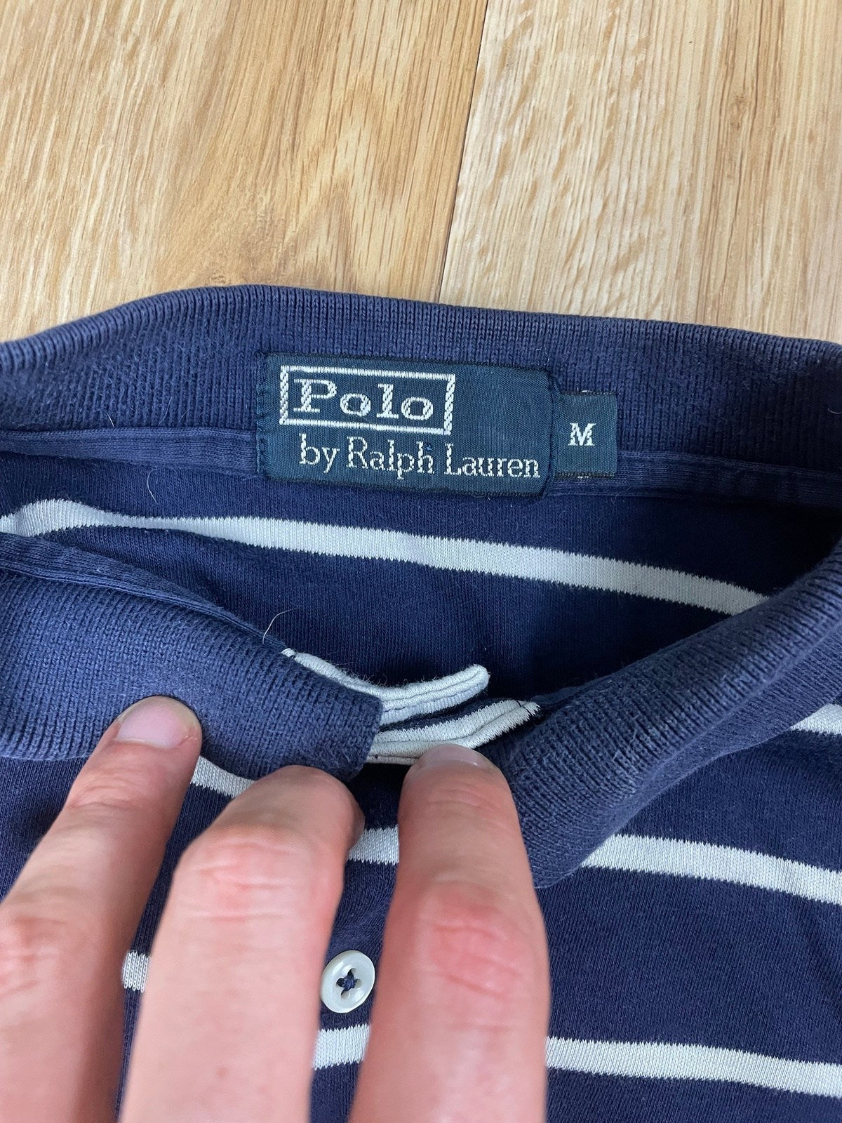 Ralph Lauren Poloshirt Dunkelblau/Weiß Gestreift M - Schickes Herren Polohemd Vintage Klamotten, Secondhand Klamotten, Retro Mode, Nachhaltige Mode, Einzigartige Stücke, Zeitlose Mode, Umweltfreundliche Kleidung, Stilvolle Secondhand Mode, Hochwertige Vintage Kleidung