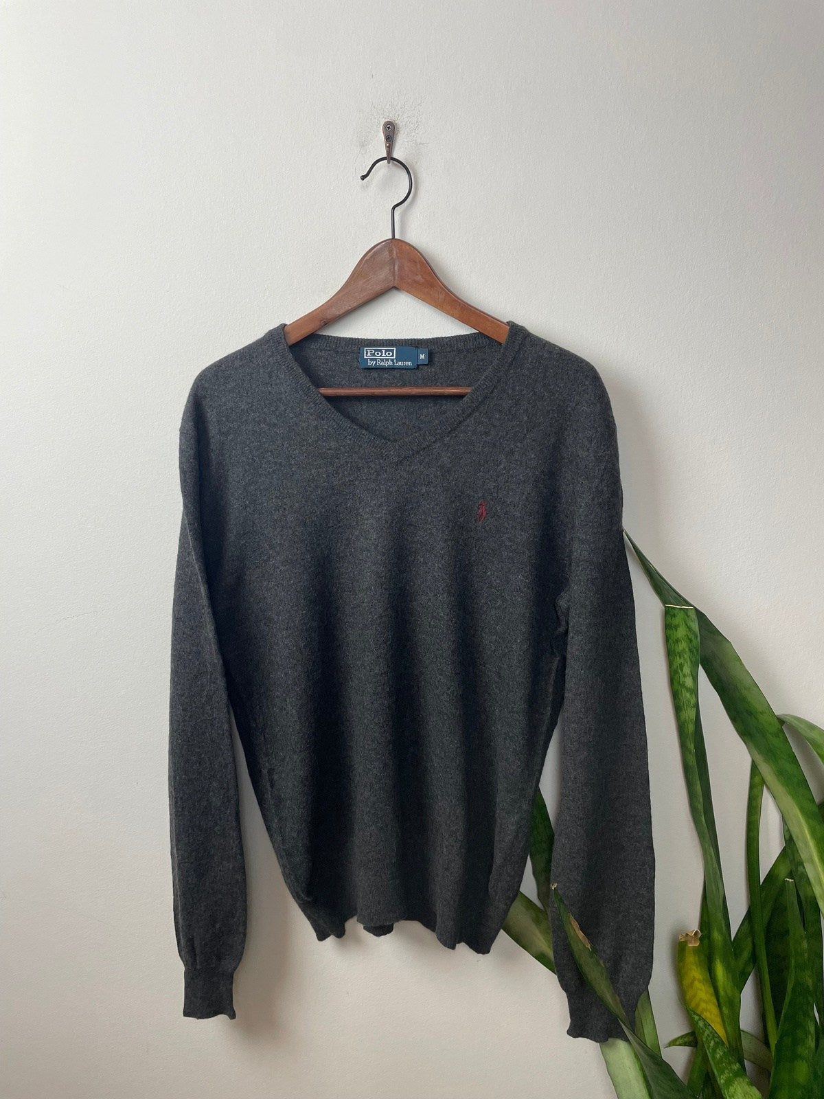 Ralph Lauren Pullover Sweater mit V-Ausschnitt Grau M - Eleganter und Bequemer Pullover Vintage Klamotten, Secondhand Klamotten, Retro Mode, Nachhaltige Mode, Einzigartige Stücke, Zeitlose Mode, Umweltfreundliche Kleidung, Stilvolle Secondhand Mode, Hochwertige Vintage Kleidung