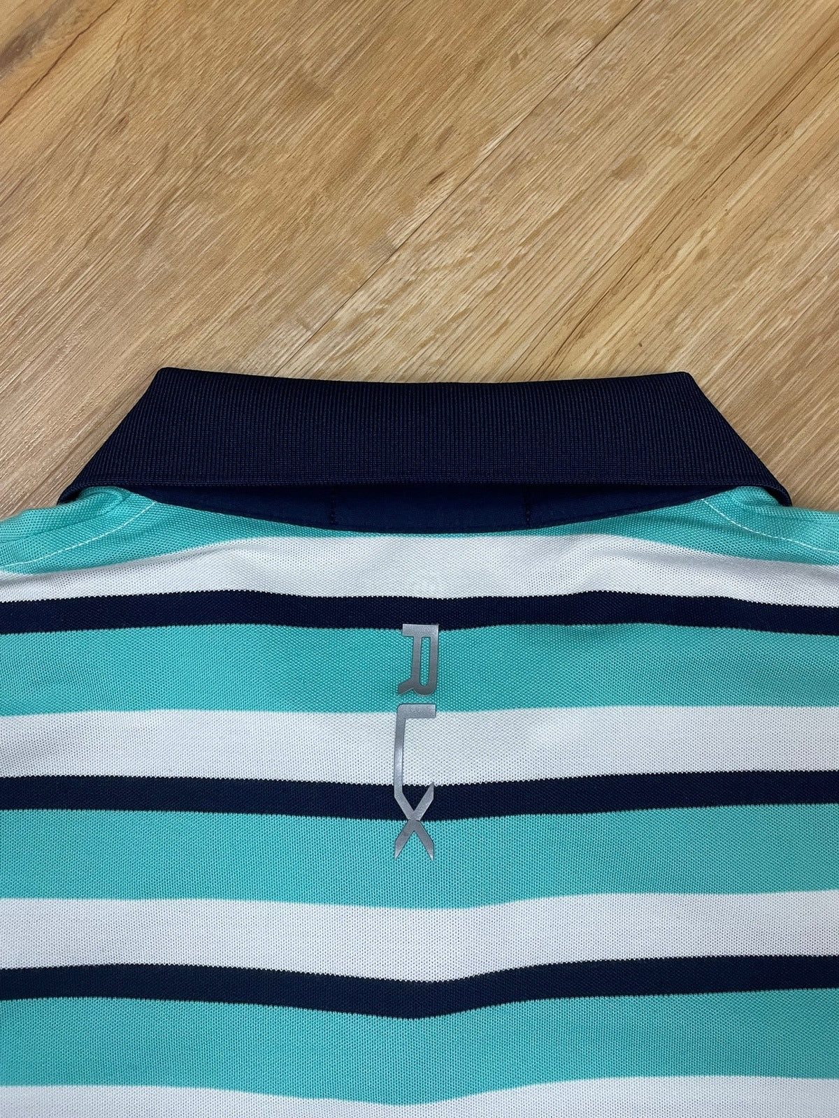 Rlx Ralph Lauren Poloshirt Weiß Blau M - Klassisches Vintage-Poloshirt Vintage Klamotten, Secondhand Klamotten, Retro Mode, Nachhaltige Mode, Einzigartige Stücke, Zeitlose Mode, Umweltfreundliche Kleidung, Stilvolle Secondhand Mode, Hochwertige Vintage Kleidung