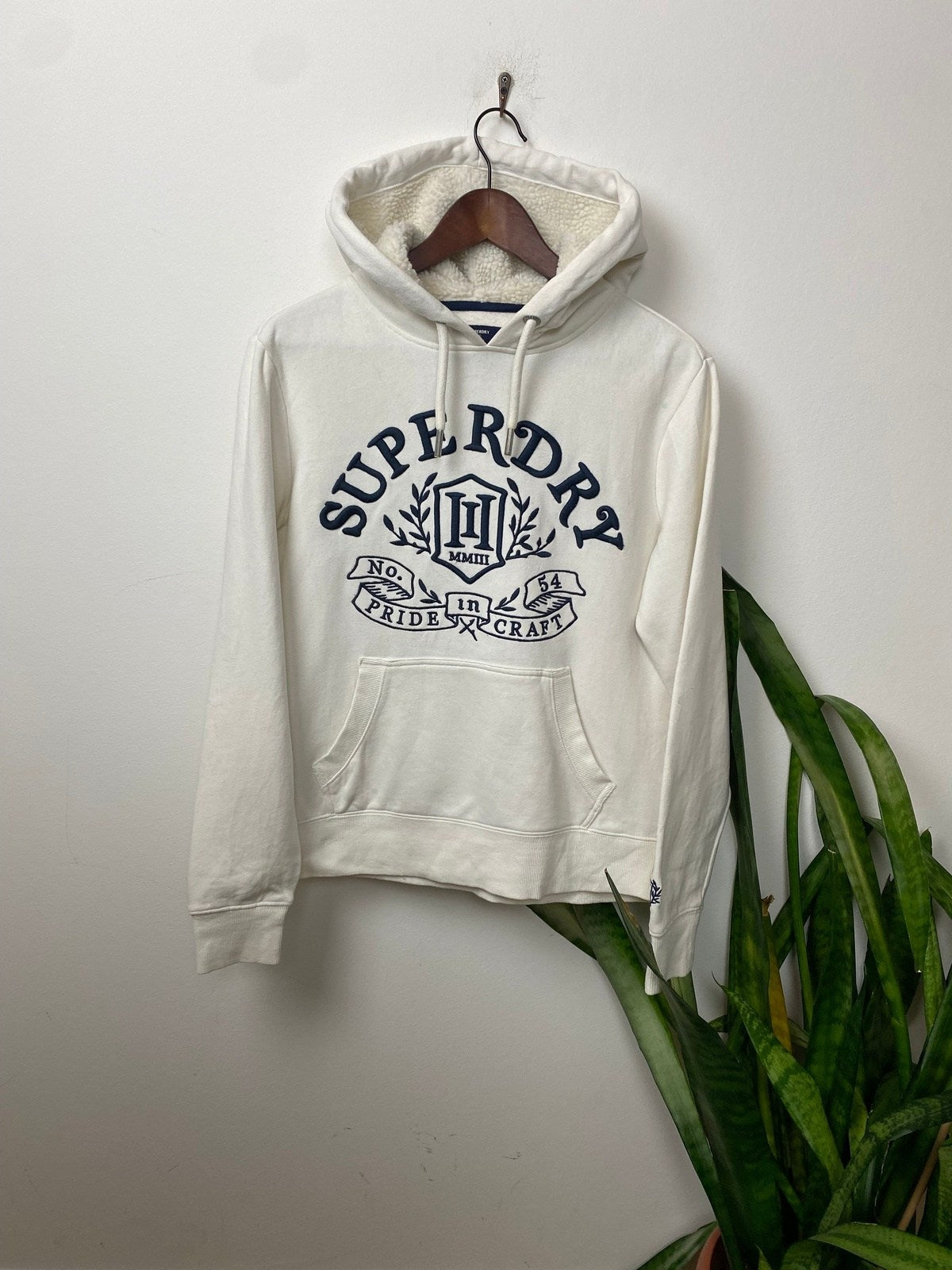 Superdry Hoodie Weiß M - Stylischer und Bequemer Hoodie Vintage Klamotten, Secondhand Klamotten, Retro Mode, Nachhaltige Mode, Einzigartige Stücke, Zeitlose Mode, Umweltfreundliche Kleidung, Stilvolle Secondhand Mode, Hochwertige Vintage Kleidung