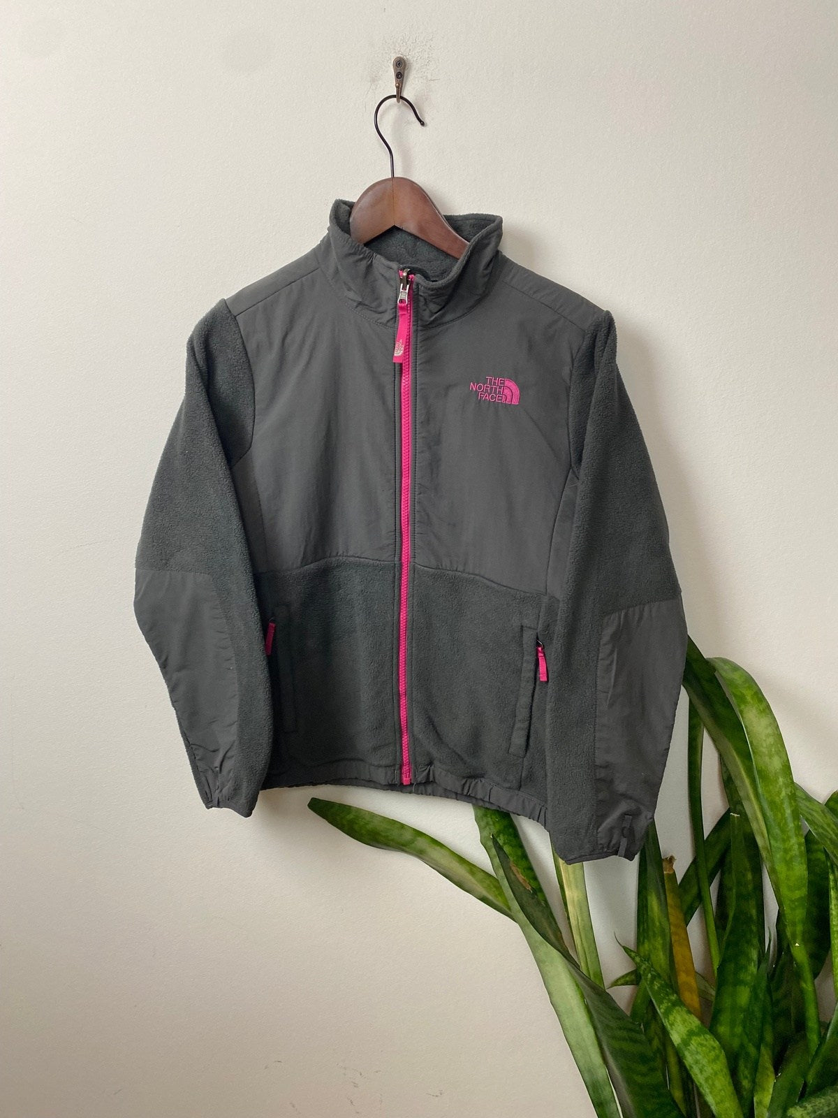 The North Face Fleecejacke Grau/Pink S - Leichte gemütliche Damenjacke Vintage Klamotten, Secondhand Klamotten, Retro Mode, Nachhaltige Mode, Einzigartige Stücke, Zeitlose Mode, Umweltfreundliche Kleidung, Stilvolle Secondhand Mode, Hochwertige Vintage Kleidung