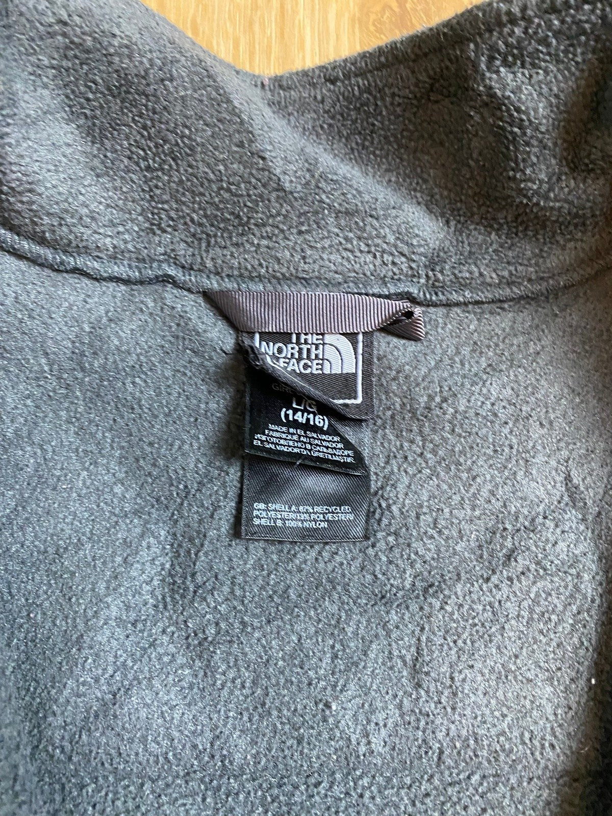 The North Face Fleecejacke Grau/Pink S - Leichte gemütliche Damenjacke Vintage Klamotten, Secondhand Klamotten, Retro Mode, Nachhaltige Mode, Einzigartige Stücke, Zeitlose Mode, Umweltfreundliche Kleidung, Stilvolle Secondhand Mode, Hochwertige Vintage Kleidung