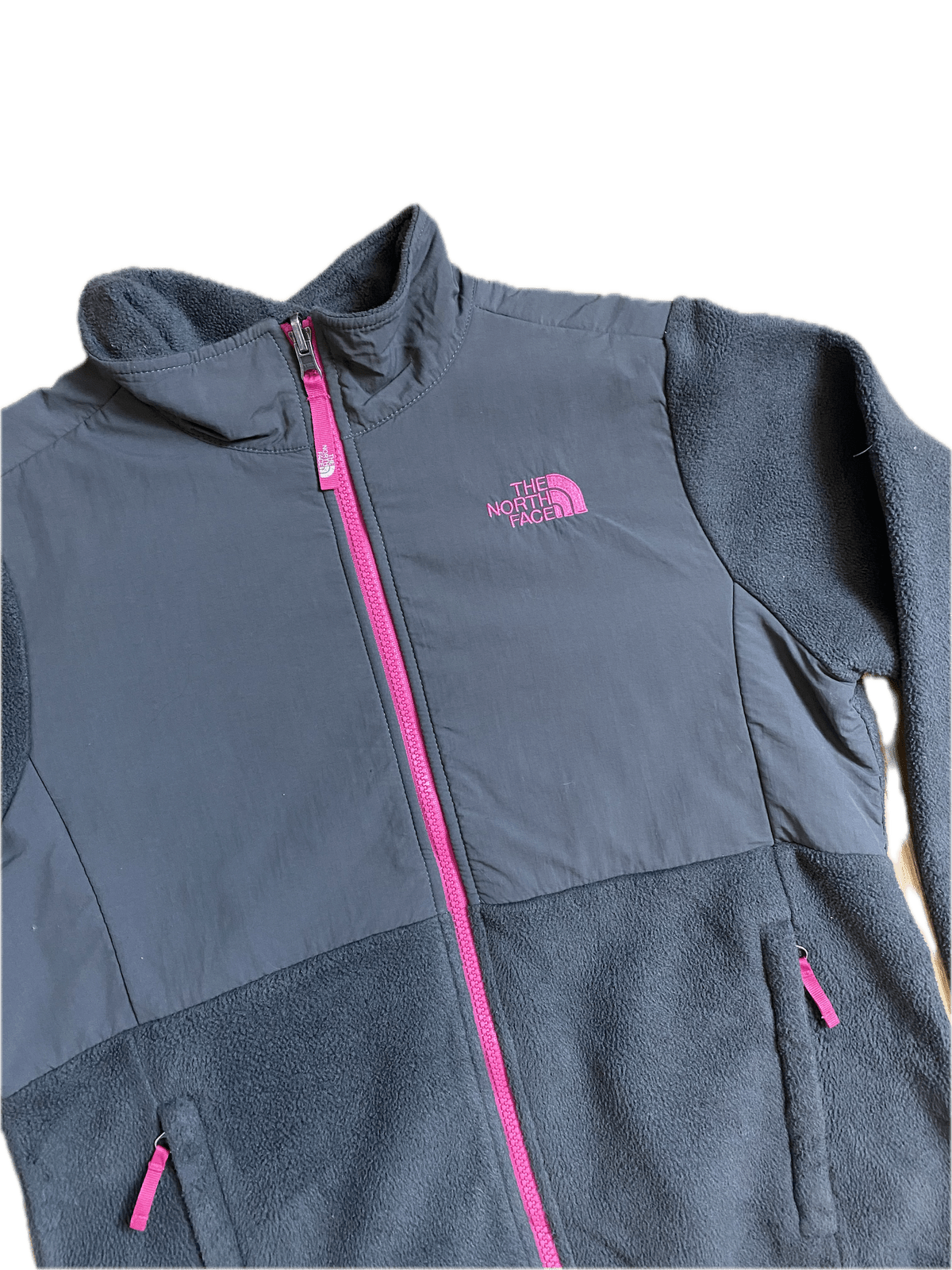 The North Face Fleecejacke Grau/Pink S - Leichte gemütliche Damenjacke Vintage Klamotten, Secondhand Klamotten, Retro Mode, Nachhaltige Mode, Einzigartige Stücke, Zeitlose Mode, Umweltfreundliche Kleidung, Stilvolle Secondhand Mode, Hochwertige Vintage Kleidung