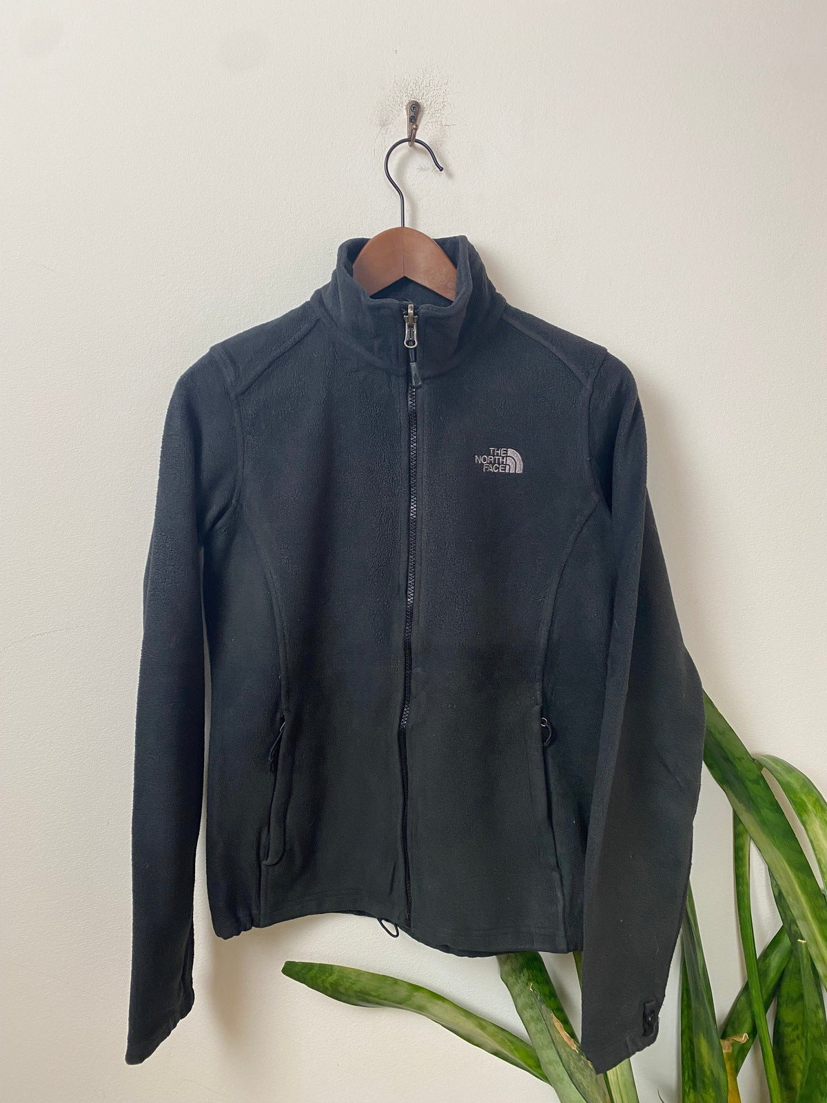 The North Face Fleecejacke Schwarz S - Klassische Sport-Fleecejacke in schlichtem Design Vintage Klamotten, Secondhand Klamotten, Retro Mode, Nachhaltige Mode, Einzigartige Stücke, Zeitlose Mode, Umweltfreundliche Kleidung, Stilvolle Secondhand Mode, Hochwertige Vintage Kleidung