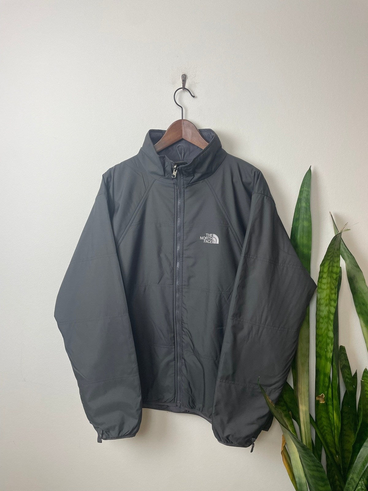 The North Face Jacke Grau L - Leichte Schlichte Herren Jacke Vintage Klamotten, Secondhand Klamotten, Retro Mode, Nachhaltige Mode, Einzigartige Stücke, Zeitlose Mode, Umweltfreundliche Kleidung, Stilvolle Secondhand Mode, Hochwertige Vintage Kleidung