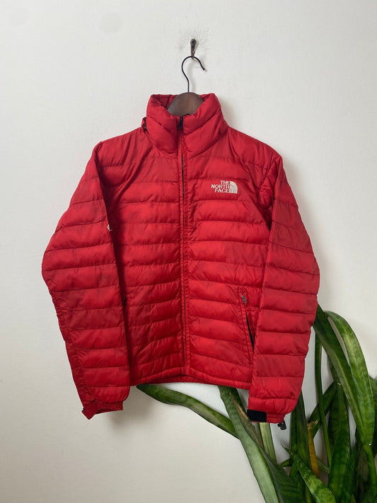 The North Face Light Puffer Jacket Rot M - Warme und Bequeme Pufferjacke Vintage Klamotten, Secondhand Klamotten, Retro Mode, Nachhaltige Mode, Einzigartige Stücke, Zeitlose Mode, Umweltfreundliche Kleidung, Stilvolle Secondhand Mode, Hochwertige Vintage Kleidung