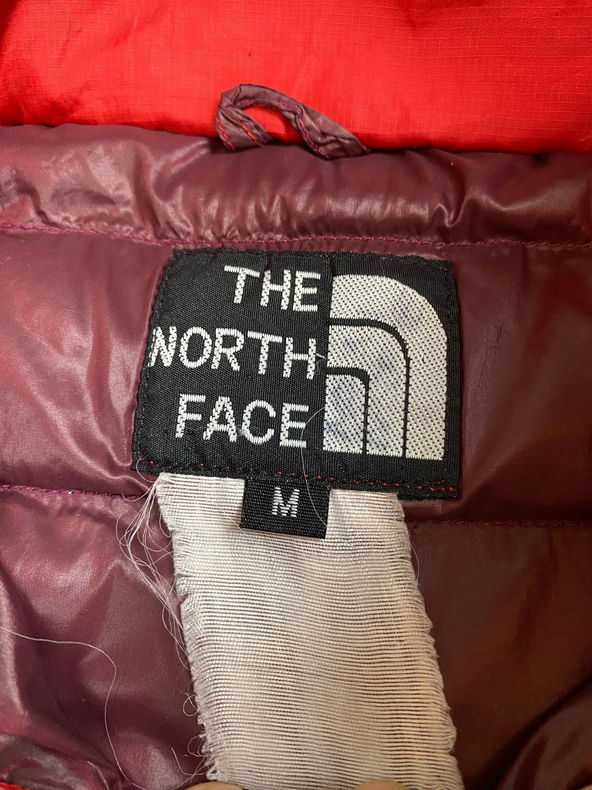 The North Face Light Puffer Jacket Rot M - Warme und Bequeme Pufferjacke Vintage Klamotten, Secondhand Klamotten, Retro Mode, Nachhaltige Mode, Einzigartige Stücke, Zeitlose Mode, Umweltfreundliche Kleidung, Stilvolle Secondhand Mode, Hochwertige Vintage Kleidung