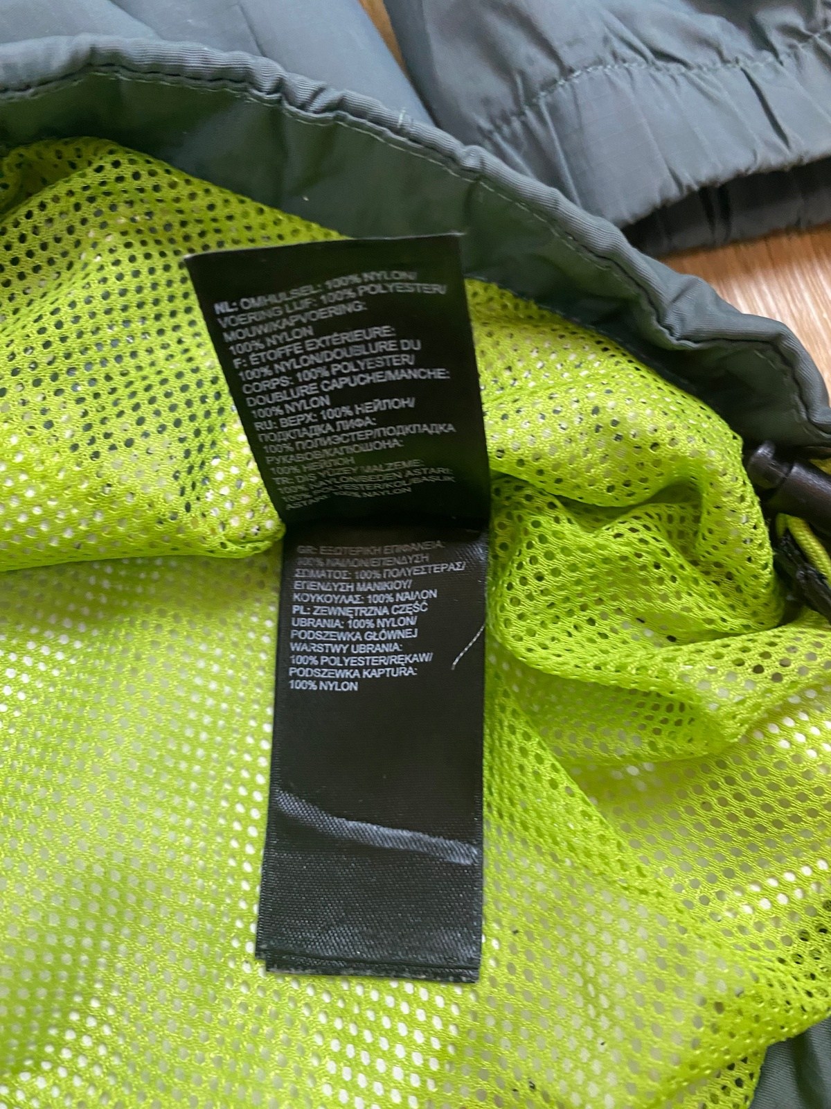 The North Face Regenjacke Grau/Grün XL - Funktionale und Bequeme Regenjacke Vintage Klamotten, Secondhand Klamotten, Retro Mode, Nachhaltige Mode, Einzigartige Stücke, Zeitlose Mode, Umweltfreundliche Kleidung, Stilvolle Secondhand Mode, Hochwertige Vintage Kleidung