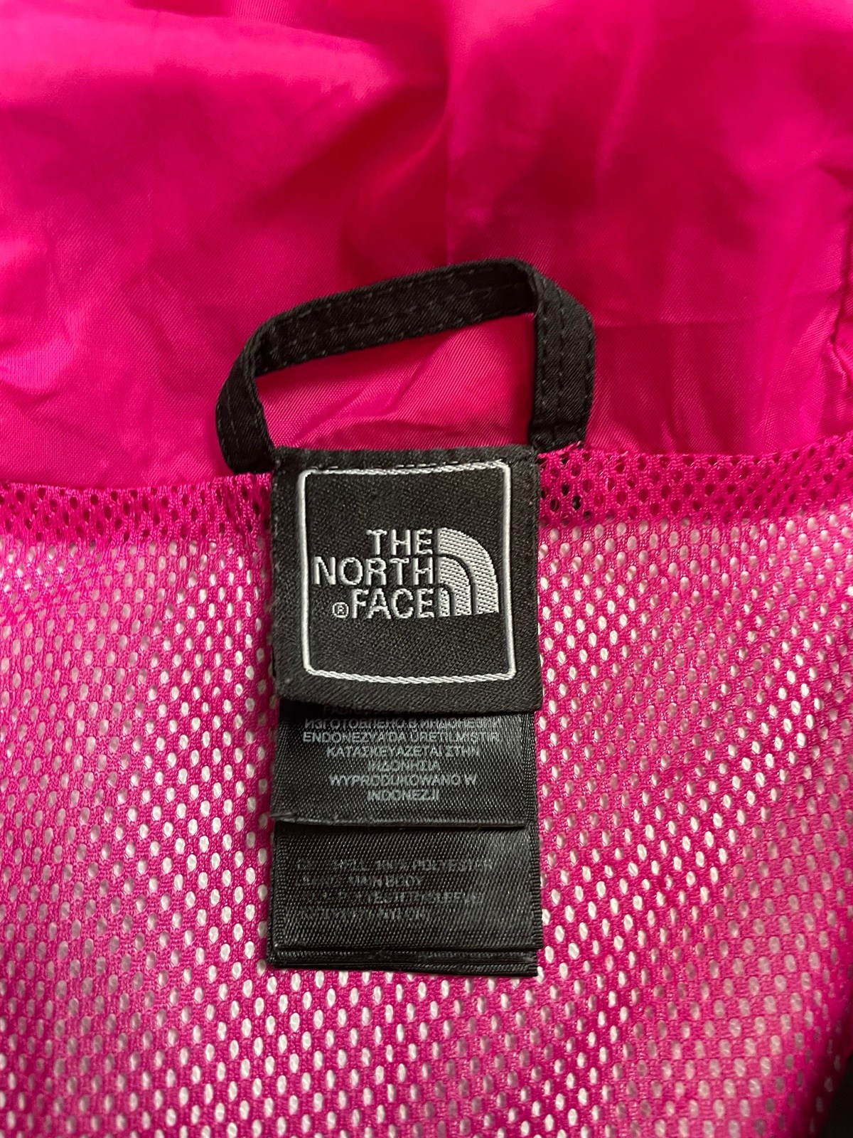 The North Face Regenjacke Schwarz Pink S - Schlichte Damenjacke Vintage Klamotten, Secondhand Klamotten, Retro Mode, Nachhaltige Mode, Einzigartige Stücke, Zeitlose Mode, Umweltfreundliche Kleidung, Stilvolle Secondhand Mode, Hochwertige Vintage Kleidung