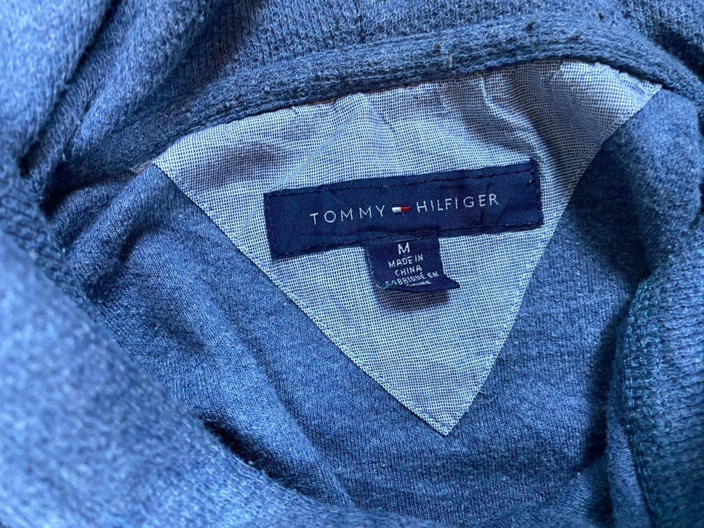 Tommy Hilfiger Hoodie Blau M - Komfortabler Hoodie Vintage Klamotten, Secondhand Klamotten, Retro Mode, Nachhaltige Mode, Einzigartige Stücke, Zeitlose Mode, Umweltfreundliche Kleidung, Stilvolle Secondhand Mode, Hochwertige Vintage Kleidung