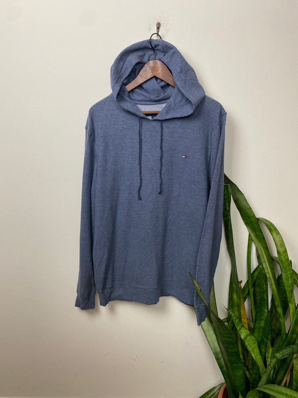 Tommy Hilfiger Hoodie Blau M - Komfortabler Hoodie Vintage Klamotten, Secondhand Klamotten, Retro Mode, Nachhaltige Mode, Einzigartige Stücke, Zeitlose Mode, Umweltfreundliche Kleidung, Stilvolle Secondhand Mode, Hochwertige Vintage Kleidung