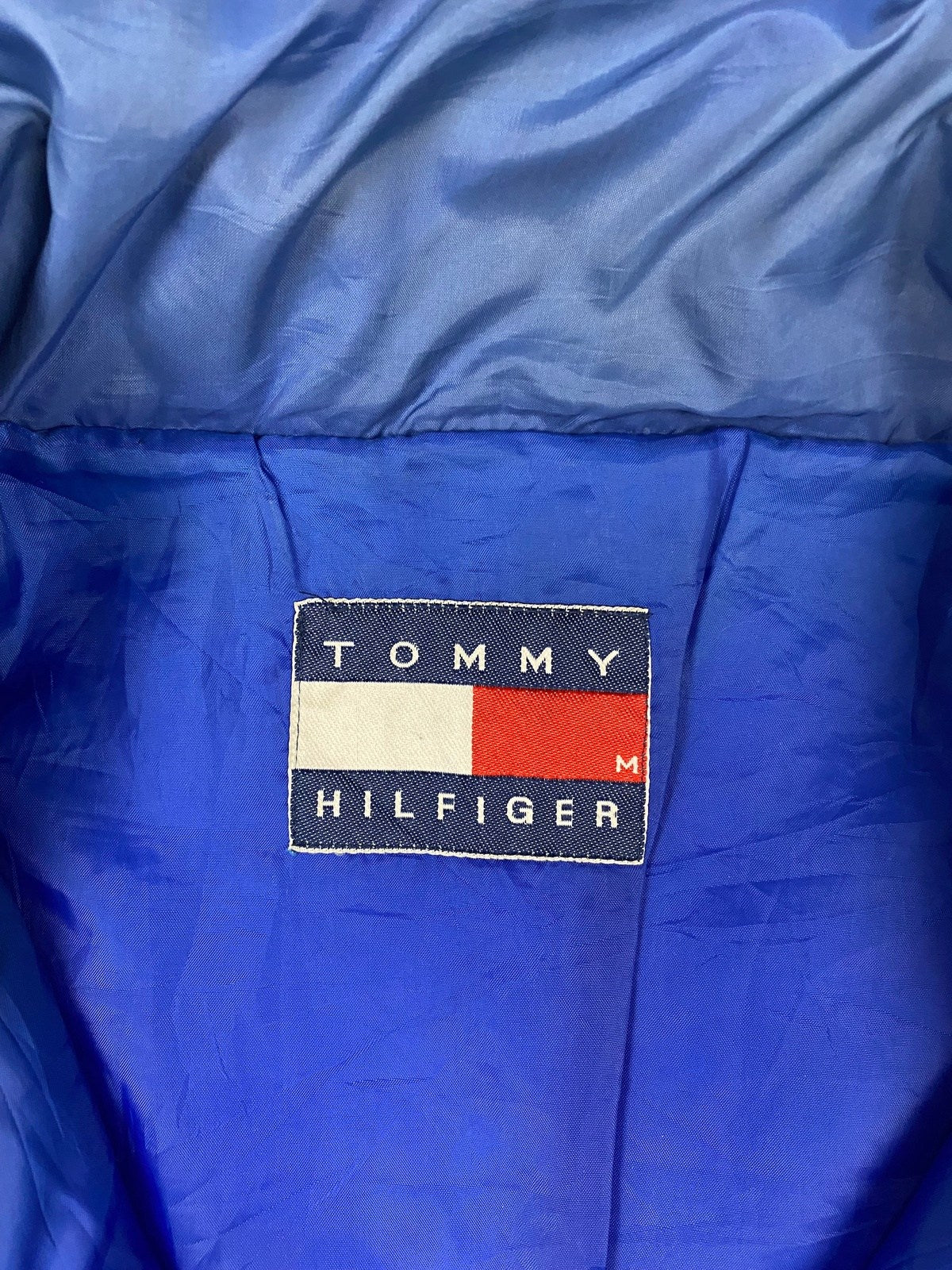 Tommy Hilfiger Puffer Jacke Schwarz/Blau/Weiß M - Dicke und Bequeme Herren Jacke Vintage Klamotten, Secondhand Klamotten, Retro Mode, Nachhaltige Mode, Einzigartige Stücke, Zeitlose Mode, Umweltfreundliche Kleidung, Stilvolle Secondhand Mode, Hochwertige Vintage Kleidung