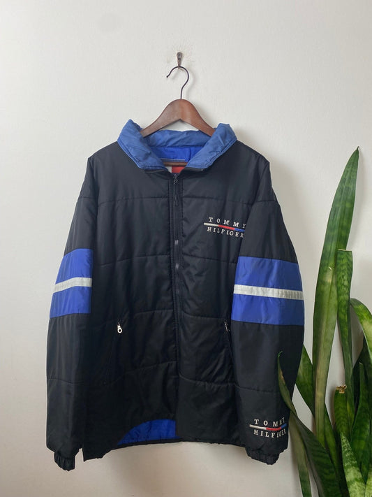 Tommy Hilfiger Puffer Jacke Schwarz/Blau/Weiß M - Dicke und Bequeme Herren Jacke Vintage Klamotten, Secondhand Klamotten, Retro Mode, Nachhaltige Mode, Einzigartige Stücke, Zeitlose Mode, Umweltfreundliche Kleidung, Stilvolle Secondhand Mode, Hochwertige Vintage Kleidung