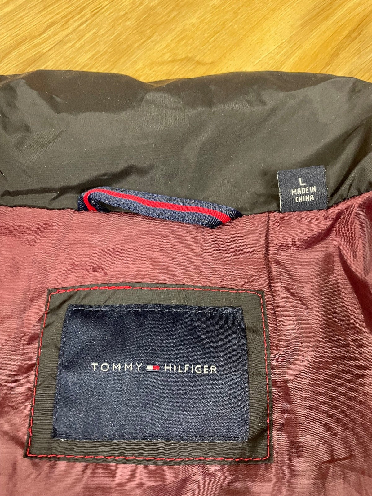 Tommy Hilfiger Puffer Jacke Schwarz L - Dicke schlichte Herren Winterjacke Vintage Klamotten, Secondhand Klamotten, Retro Mode, Nachhaltige Mode, Einzigartige Stücke, Zeitlose Mode, Umweltfreundliche Kleidung, Stilvolle Secondhand Mode, Hochwertige Vintage Kleidung