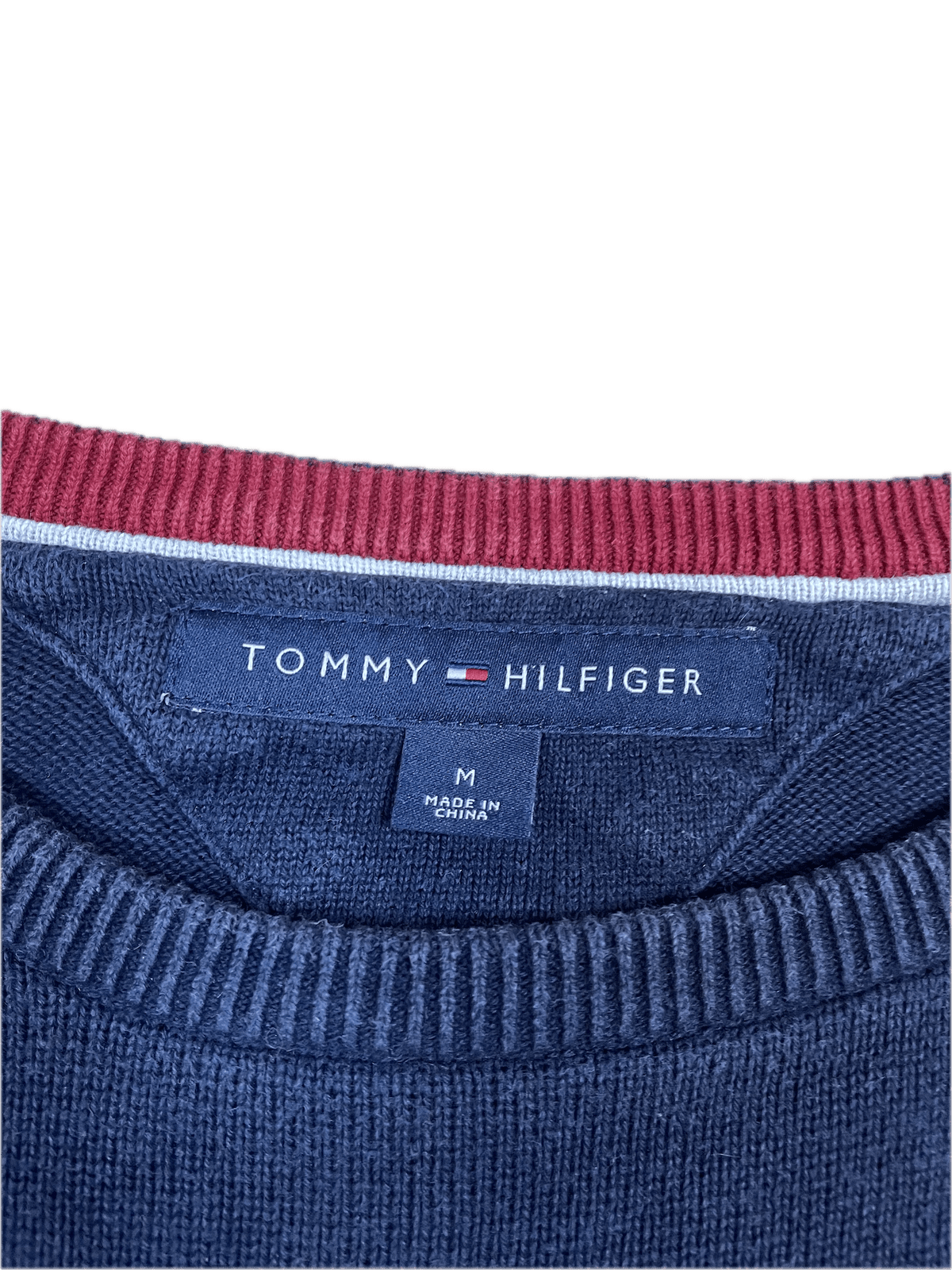 Tommy Hilfiger Sweater Grau/Rot/Dunkelblau M - Klassischer und Bequemer Pullover Vintage Klamotten, Secondhand Klamotten, Retro Mode, Nachhaltige Mode, Einzigartige Stücke, Zeitlose Mode, Umweltfreundliche Kleidung, Stilvolle Secondhand Mode, Hochwertige Vintage Kleidung