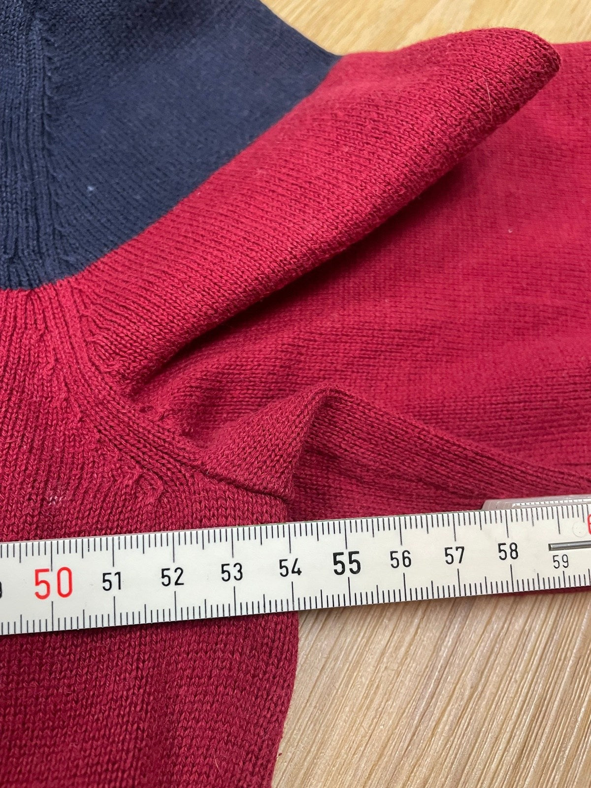 Tommy Hilfiger Sweater Grau/Rot/Dunkelblau M - Klassischer und Bequemer Pullover Vintage Klamotten, Secondhand Klamotten, Retro Mode, Nachhaltige Mode, Einzigartige Stücke, Zeitlose Mode, Umweltfreundliche Kleidung, Stilvolle Secondhand Mode, Hochwertige Vintage Kleidung