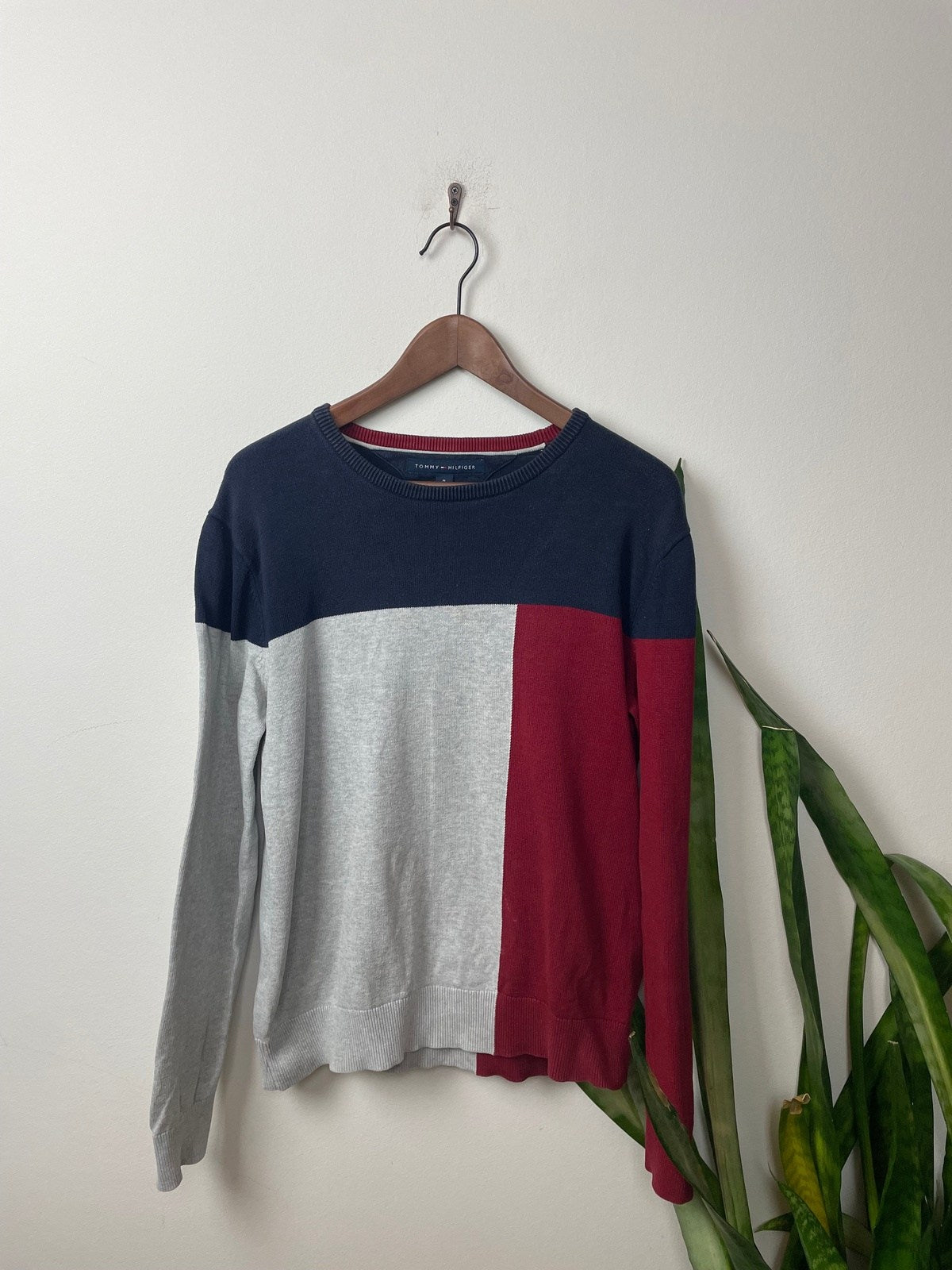 Tommy Hilfiger Sweater Grau/Rot/Dunkelblau M - Klassischer und Bequemer Pullover Vintage Klamotten, Secondhand Klamotten, Retro Mode, Nachhaltige Mode, Einzigartige Stücke, Zeitlose Mode, Umweltfreundliche Kleidung, Stilvolle Secondhand Mode, Hochwertige Vintage Kleidung