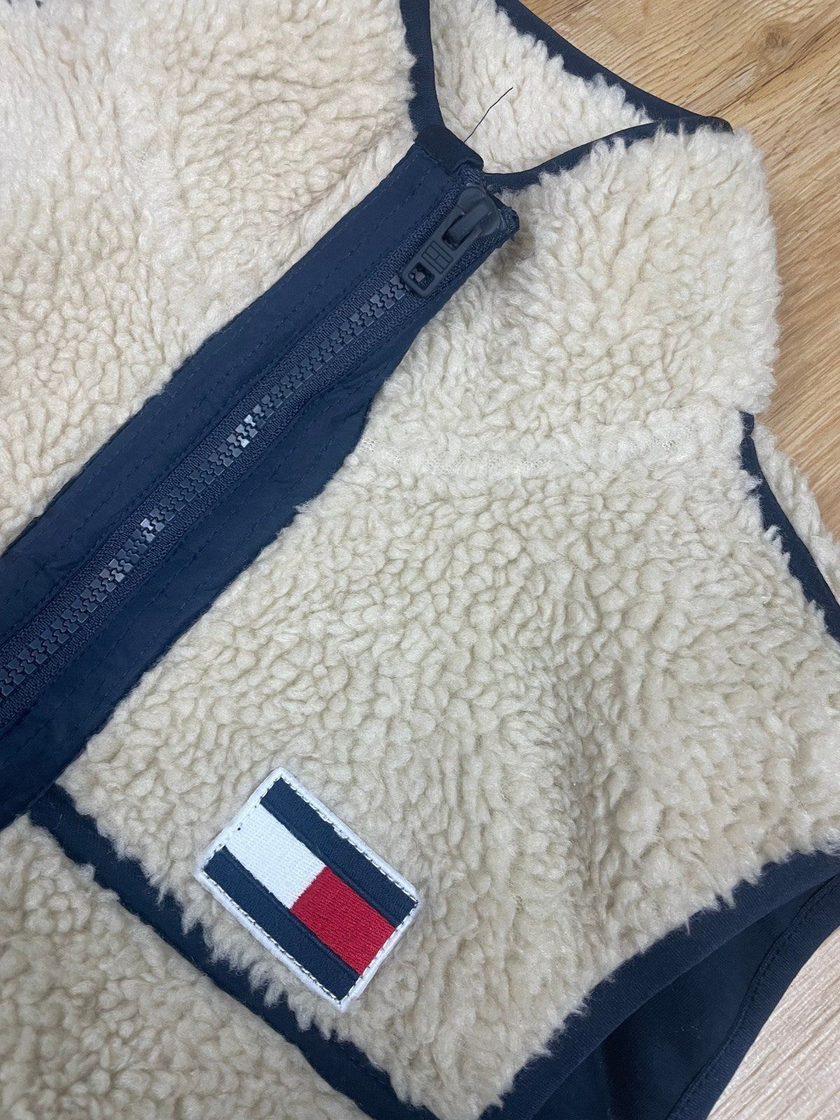 Tommy Hilfiger Weste Braun S - Stylische und Bequeme Fell Weste Vintage Klamotten, Secondhand Klamotten, Retro Mode, Nachhaltige Mode, Einzigartige Stücke, Zeitlose Mode, Umweltfreundliche Kleidung, Stilvolle Secondhand Mode, Hochwertige Vintage Kleidung