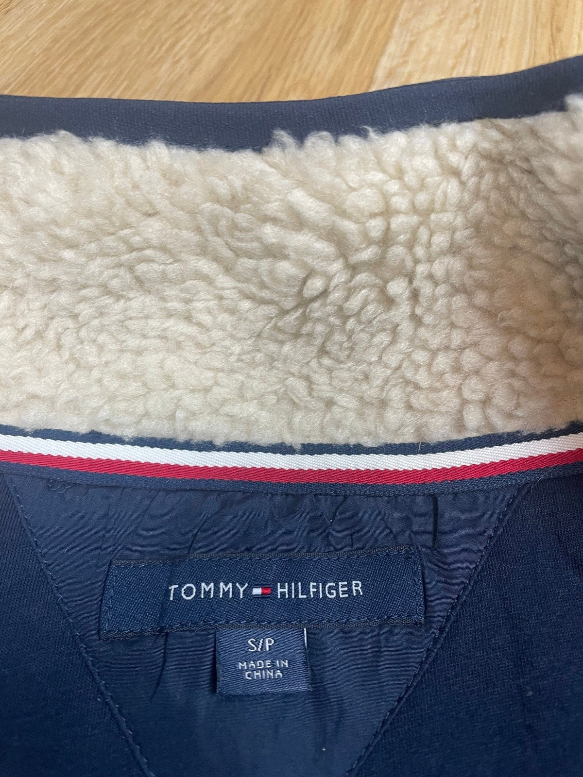 Tommy Hilfiger Weste Braun S - Stylische und Bequeme Fell Weste Vintage Klamotten, Secondhand Klamotten, Retro Mode, Nachhaltige Mode, Einzigartige Stücke, Zeitlose Mode, Umweltfreundliche Kleidung, Stilvolle Secondhand Mode, Hochwertige Vintage Kleidung