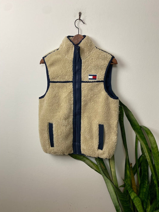 Tommy Hilfiger Weste Braun S - Stylische und Bequeme Fell Weste Vintage Klamotten, Secondhand Klamotten, Retro Mode, Nachhaltige Mode, Einzigartige Stücke, Zeitlose Mode, Umweltfreundliche Kleidung, Stilvolle Secondhand Mode, Hochwertige Vintage Kleidung