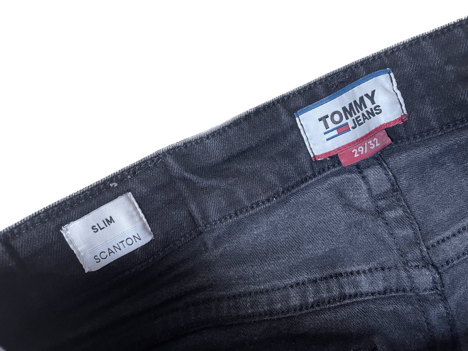 Tommy Jeans Schwarze Jeans-Hose Slim 29/32 Schwarz M - Schlichte Herren Jeans Vintage Klamotten, Secondhand Klamotten, Retro Mode, Nachhaltige Mode, Einzigartige Stücke, Zeitlose Mode, Umweltfreundliche Kleidung, Stilvolle Secondhand Mode, Hochwertige Vintage Kleidung