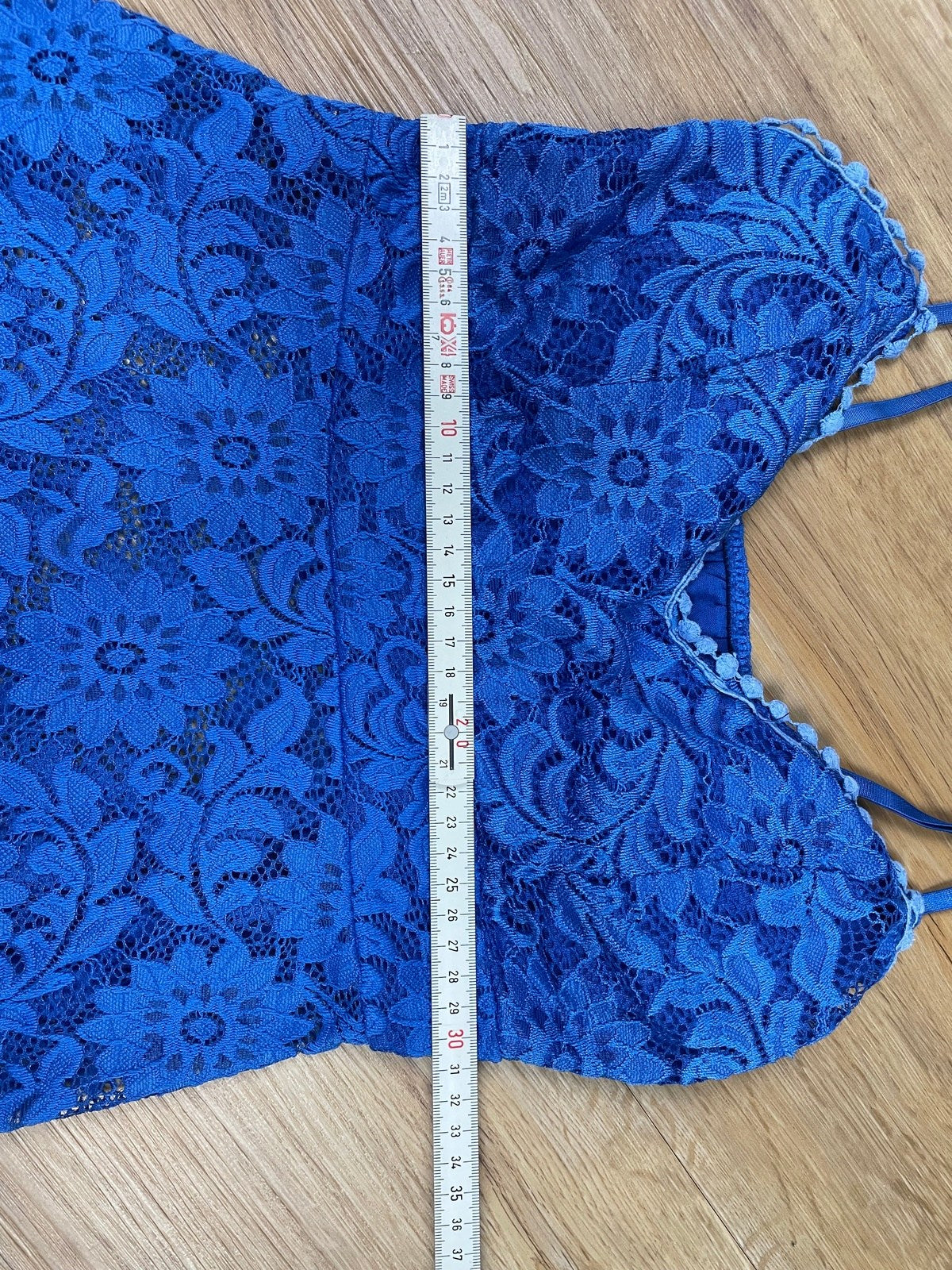 Top mit tiefem Ausschnitt mit Spitze und Blumenmuster Blau S/M - Schickes Damen Oberteil Vintage Klamotten, Secondhand Klamotten, Retro Mode, Nachhaltige Mode, Einzigartige Stücke, Zeitlose Mode, Umweltfreundliche Kleidung, Stilvolle Secondhand Mode, Hochwertige Vintage Kleidung