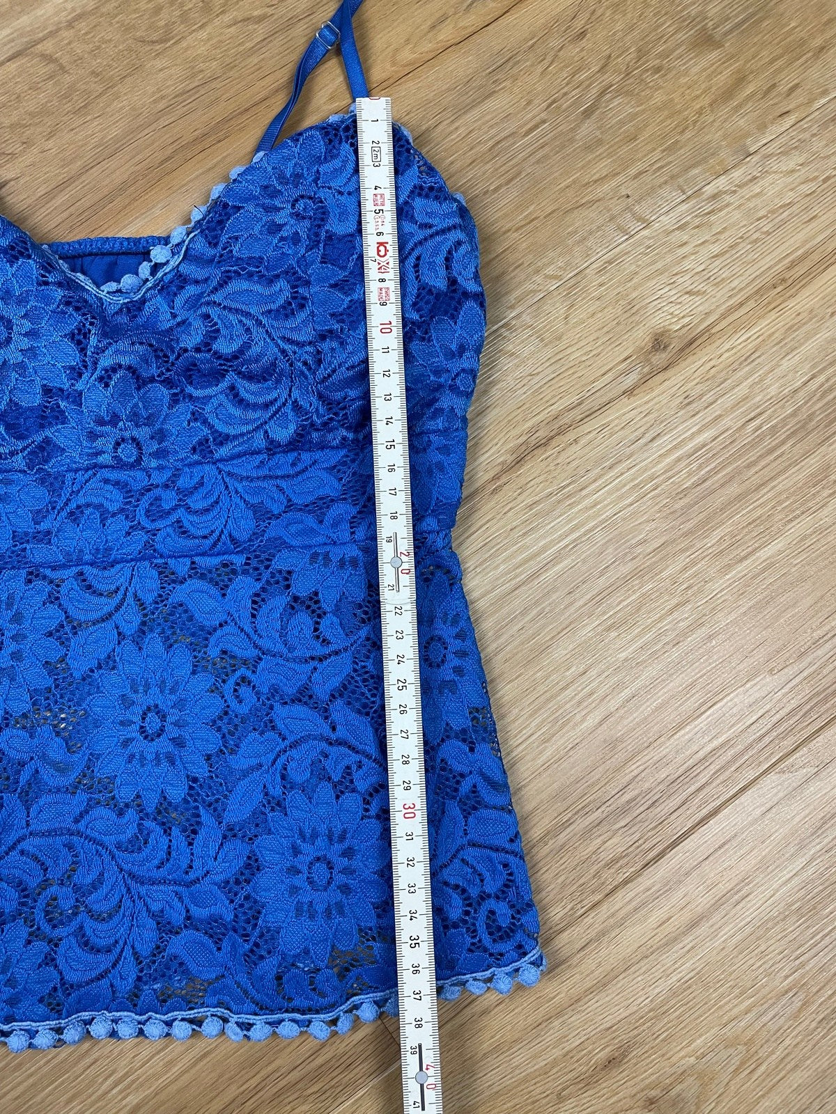 Top mit tiefem Ausschnitt mit Spitze und Blumenmuster Blau S/M - Schickes Damen Oberteil Vintage Klamotten, Secondhand Klamotten, Retro Mode, Nachhaltige Mode, Einzigartige Stücke, Zeitlose Mode, Umweltfreundliche Kleidung, Stilvolle Secondhand Mode, Hochwertige Vintage Kleidung