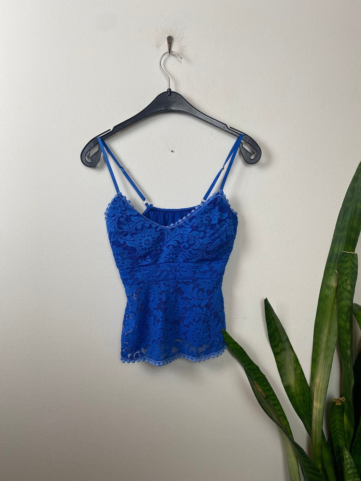 Top mit tiefem Ausschnitt mit Spitze und Blumenmuster Blau S/M - Schickes Damen Oberteil Vintage Klamotten, Secondhand Klamotten, Retro Mode, Nachhaltige Mode, Einzigartige Stücke, Zeitlose Mode, Umweltfreundliche Kleidung, Stilvolle Secondhand Mode, Hochwertige Vintage Kleidung