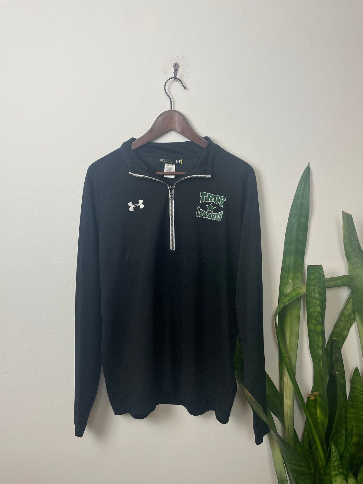 Under Armour Half-Zip Troy Cowboys Shirt Schwarz L - Stylisches und Funktionales Shirt Vintage Klamotten, Secondhand Klamotten, Retro Mode, Nachhaltige Mode, Einzigartige Stücke, Zeitlose Mode, Umweltfreundliche Kleidung, Stilvolle Secondhand Mode, Hochwertige Vintage Kleidung