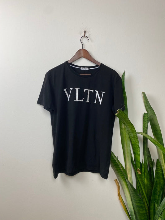 Valentino T-Shirt Made in Italy Schwarz L - Elegantes und Bequemes T-Shirt Vintage Klamotten, Secondhand Klamotten, Retro Mode, Nachhaltige Mode, Einzigartige Stücke, Zeitlose Mode, Umweltfreundliche Kleidung, Stilvolle Secondhand Mode, Hochwertige Vintage Kleidung