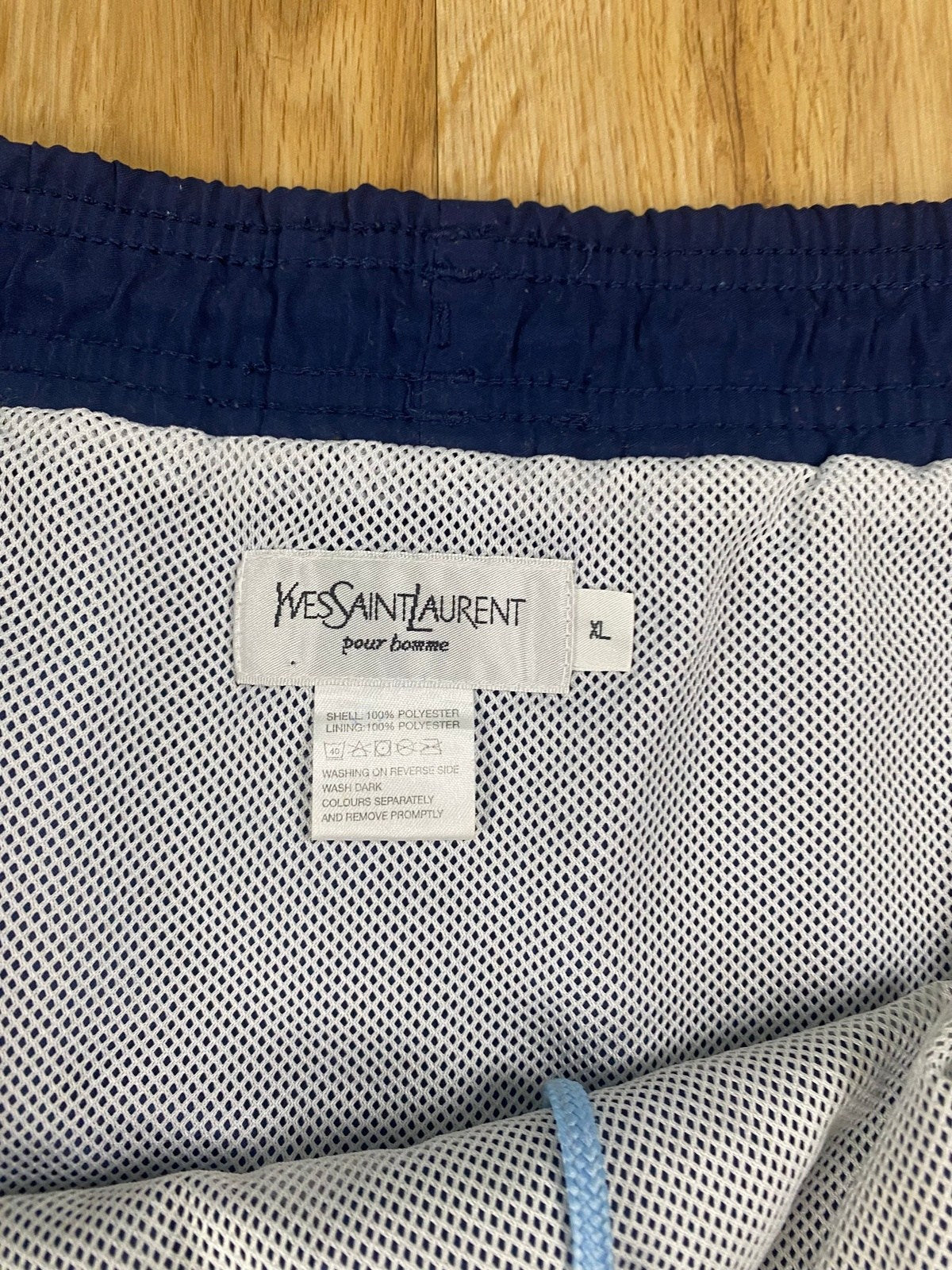 Yves Saint Laurent Badehose Blau M - Leichte Herren YSL Swimwear Vintage Klamotten, Secondhand Klamotten, Retro Mode, Nachhaltige Mode, Einzigartige Stücke, Zeitlose Mode, Umweltfreundliche Kleidung, Stilvolle Secondhand Mode, Hochwertige Vintage Kleidung